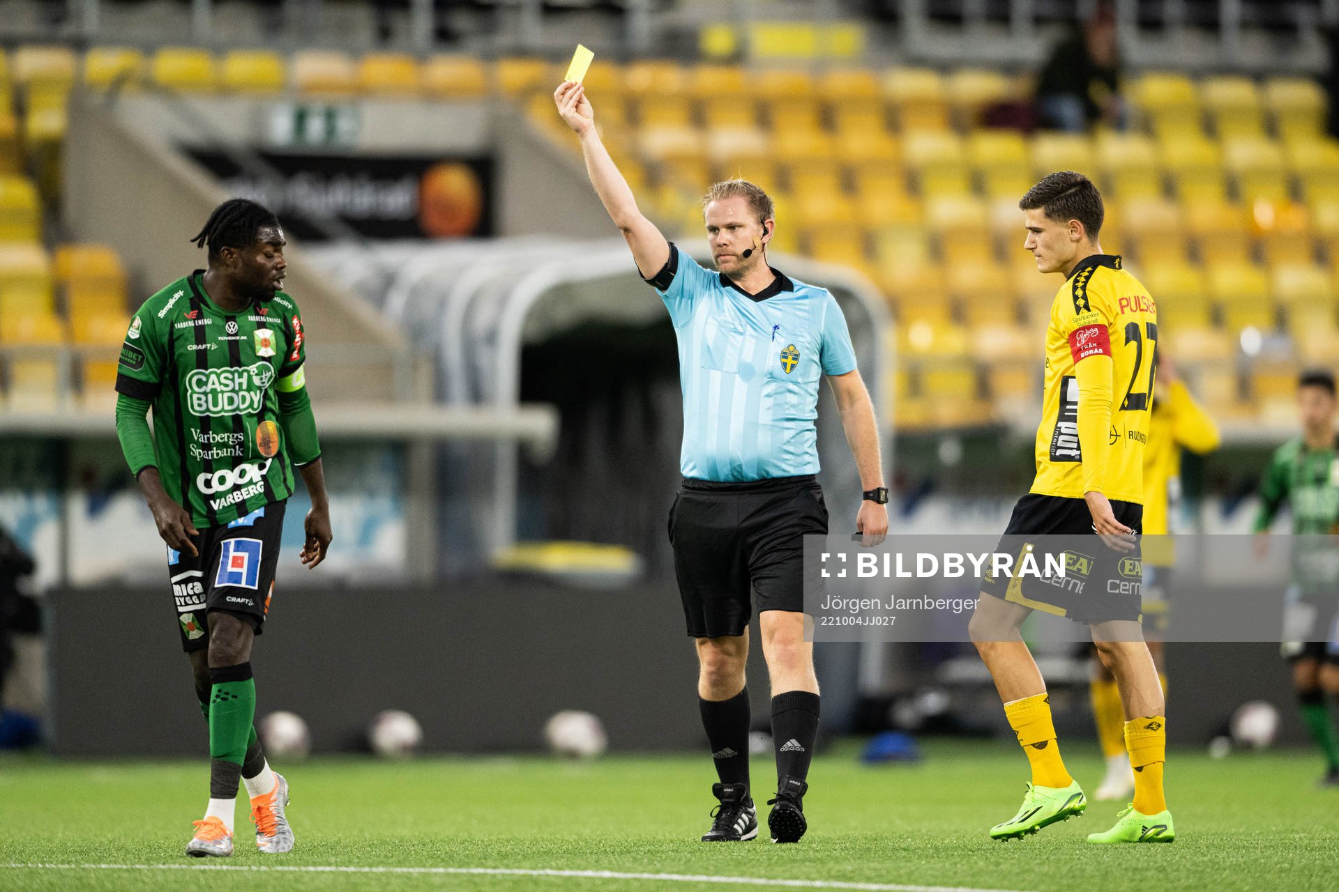 Domare Daniel Särén tilldelar Varbergs Gideon Mensah gult