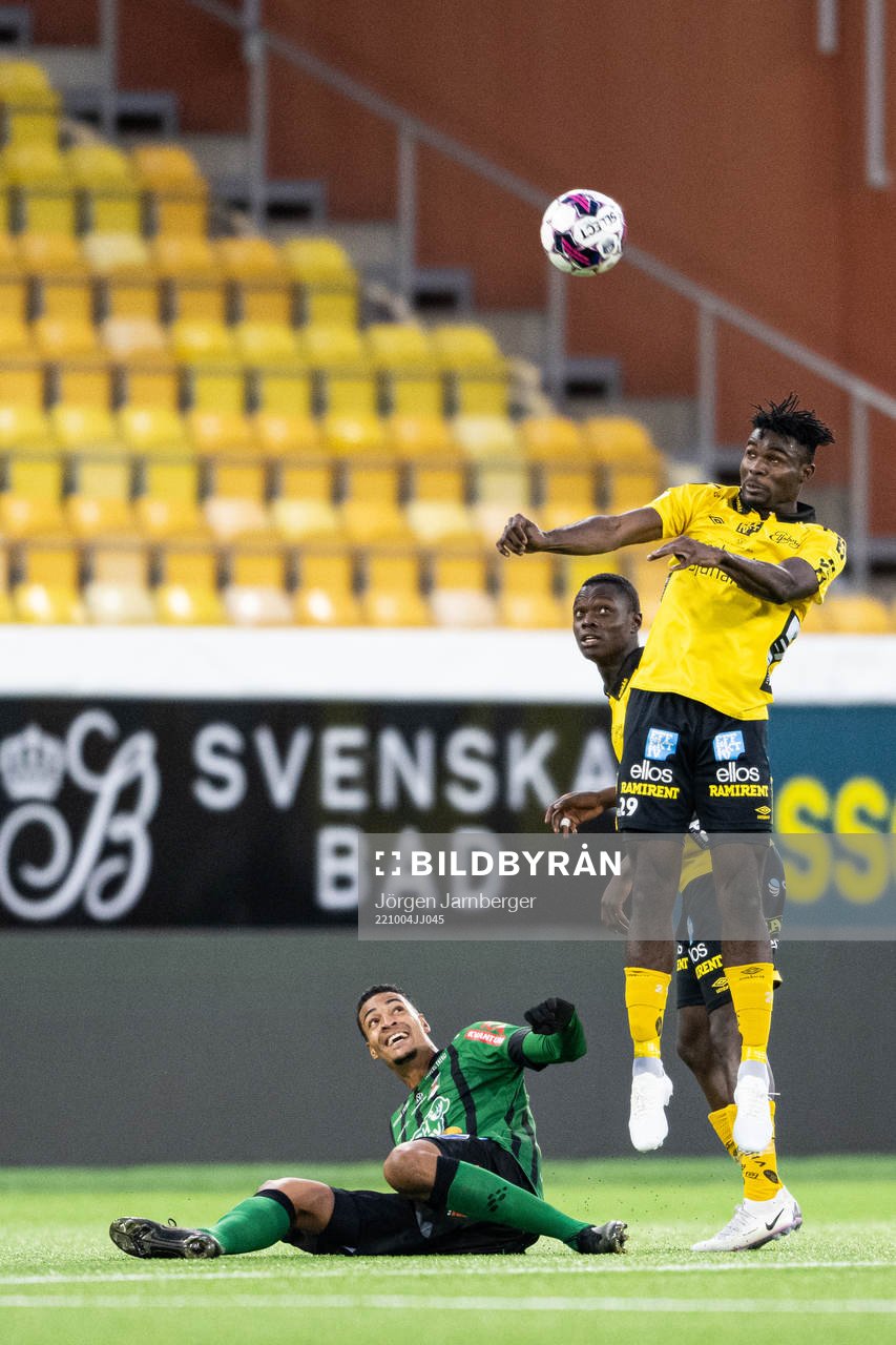 Varbergs Simon Karlsson Adjei i kamp med Elfsborgs Maudo Lamine Jarjué och Ibrahim Buhari under semifinalen i U21 Allsvenskan mellan Elfsborg och Varberg den 4 oktober 2022 i Borås.
