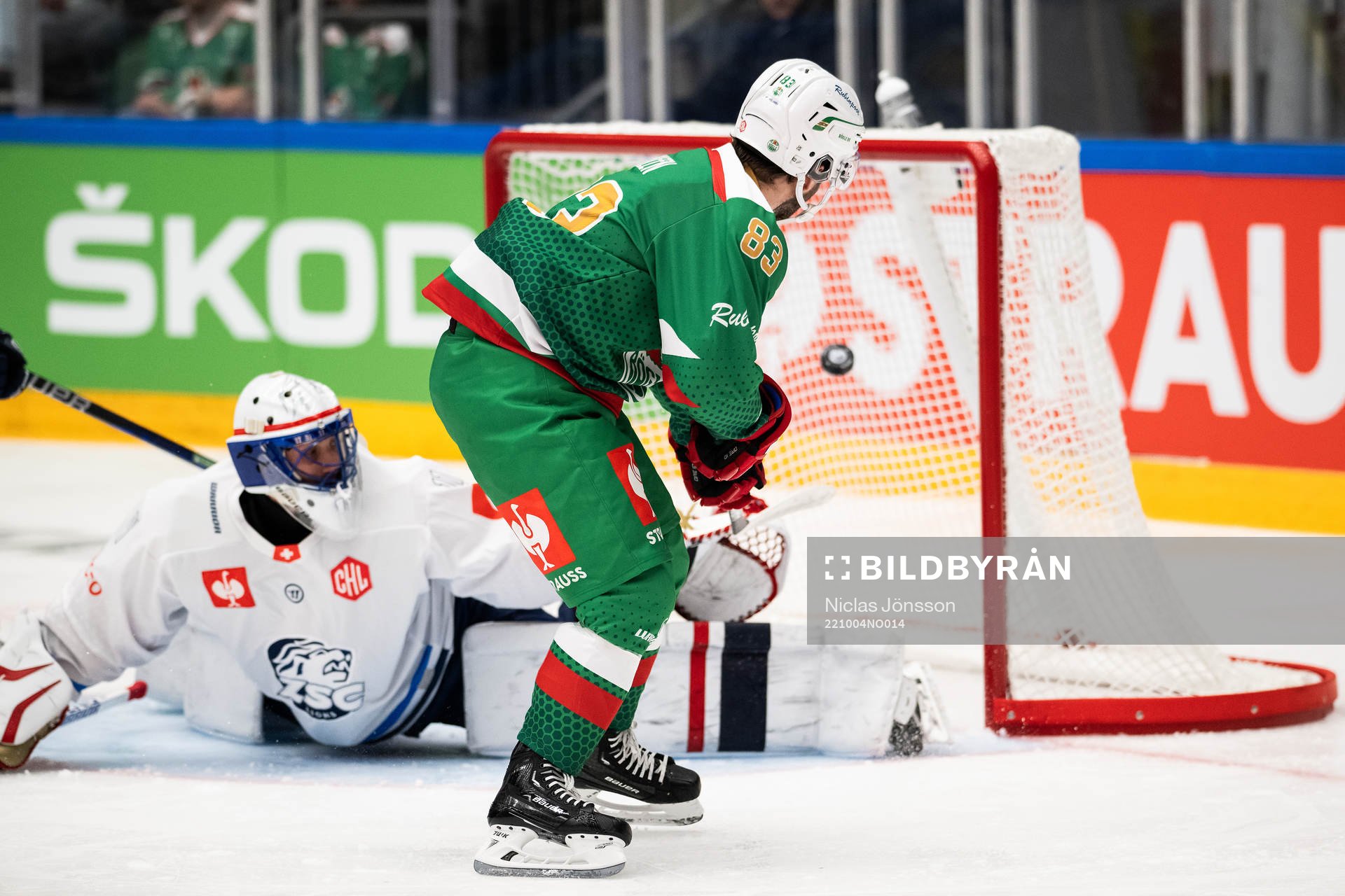 Riley Sheen of Rögle scores 1-0 behind Simon Hrubec of ZSC