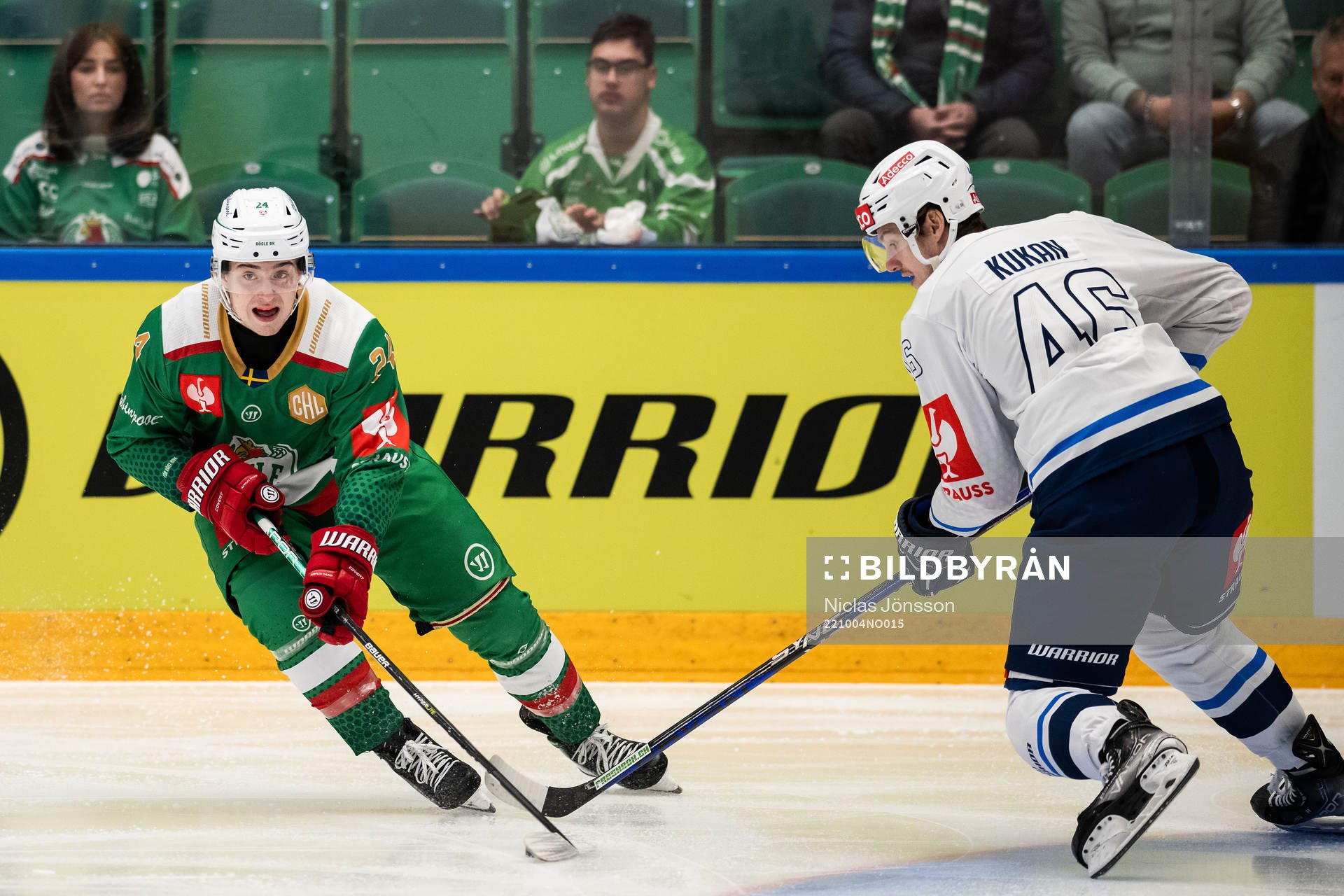 Marco Kasper of Rögle and Dean Kukan of ZSC Lions