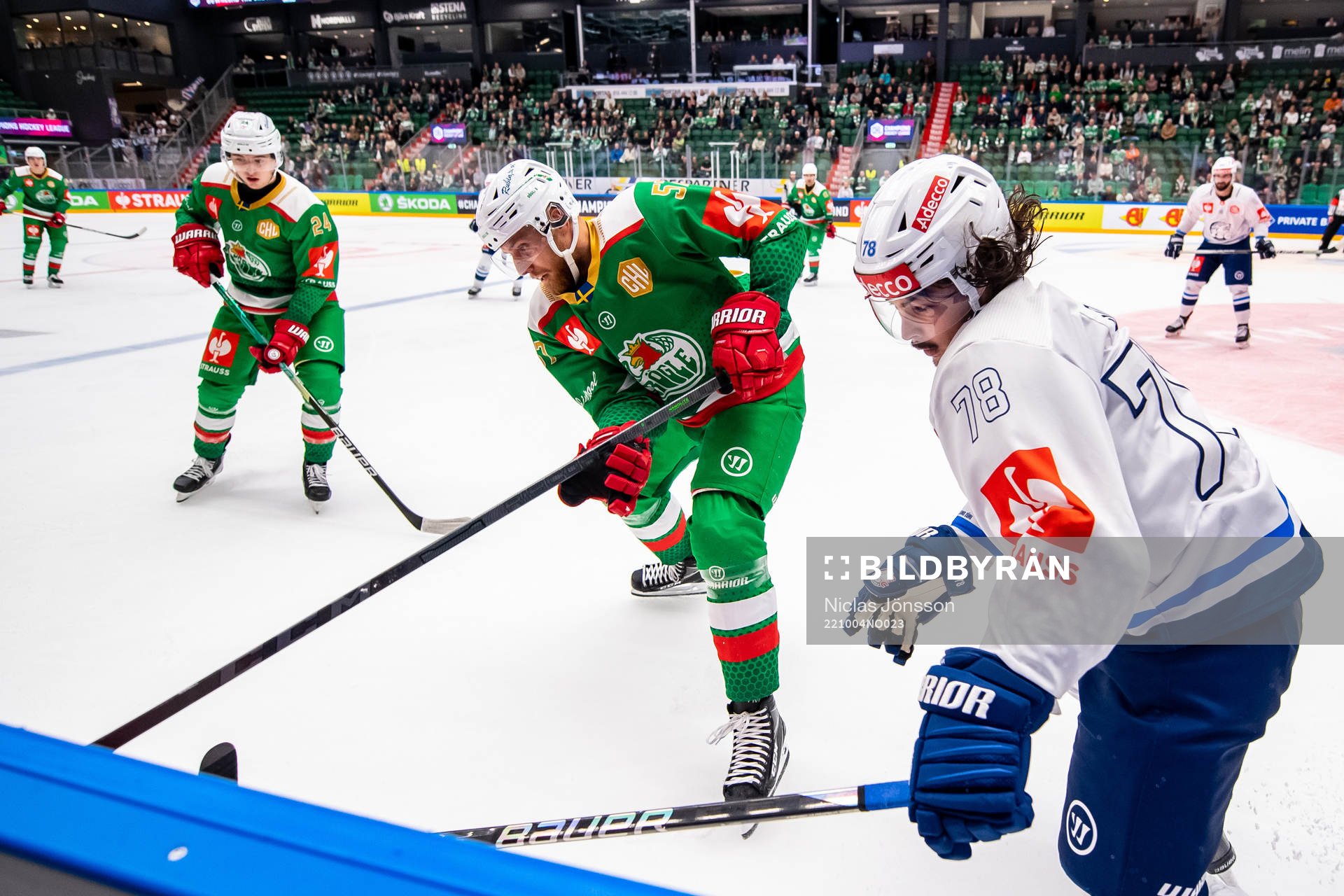 Vojtech Mozik of Rögle and Kyen Sopa of ZSC Lions
