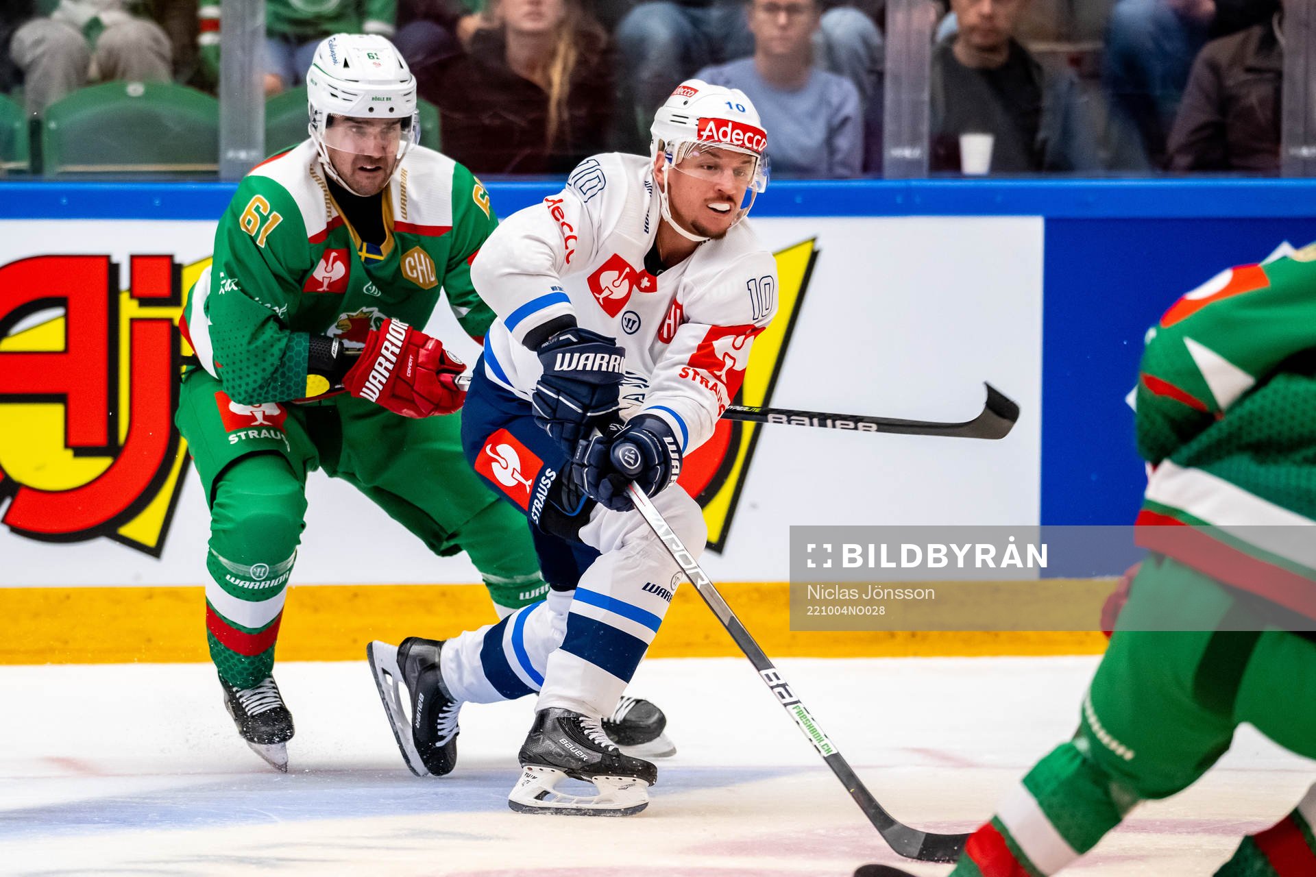 Ludvig Larsson of Rögle and Sven Andrighetto of ZSC Lions