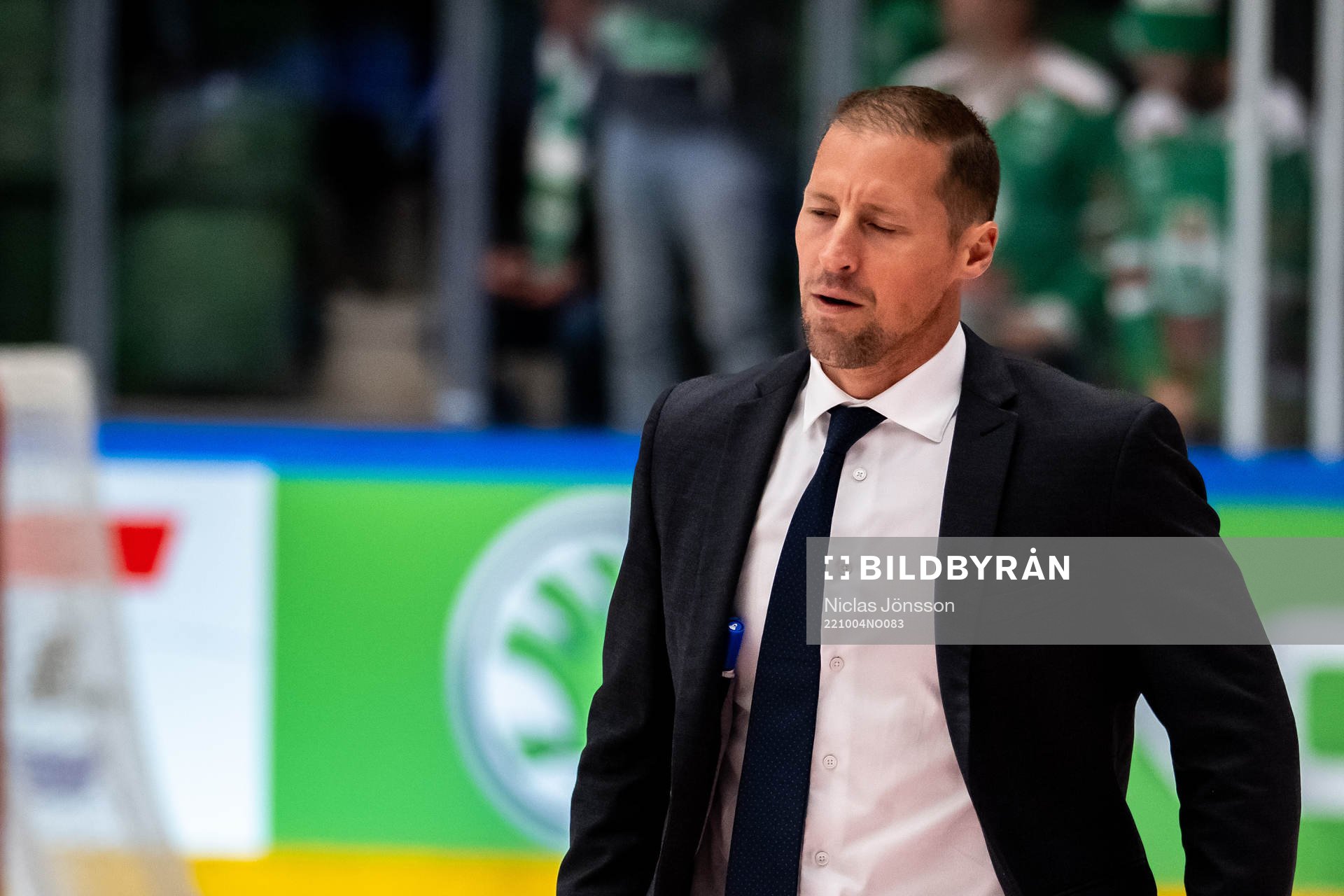 Head coach Cam Abbott of Rögle looks dejected