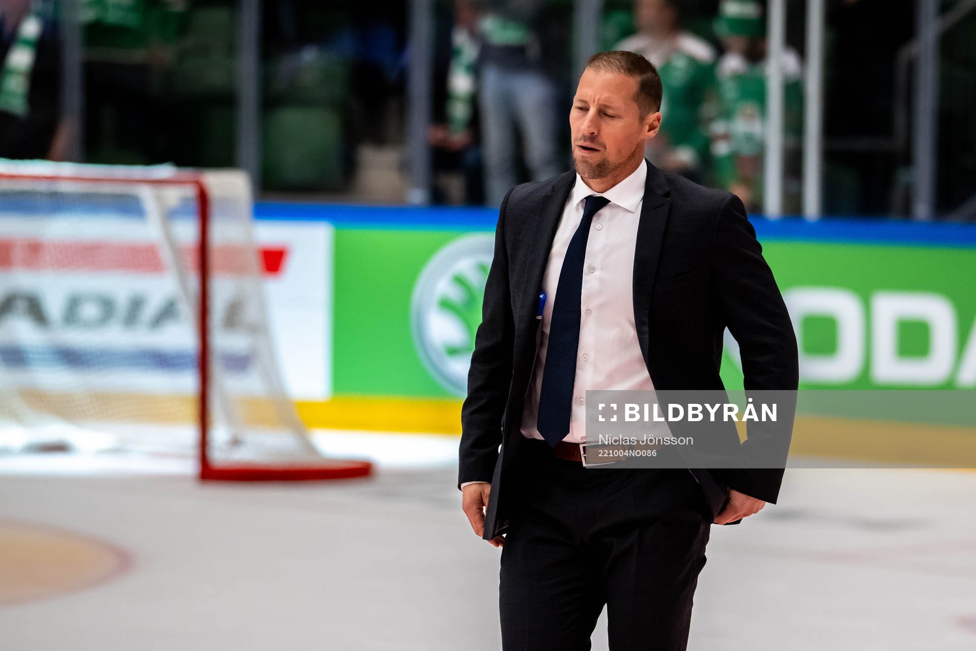 Head coach Cam Abbott of Rögle looks dejected