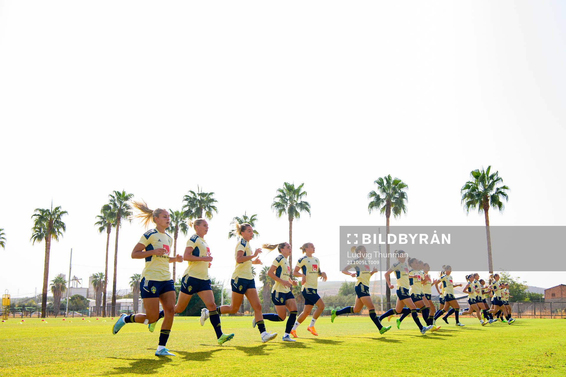 Players of the Swedish women's national football team runs