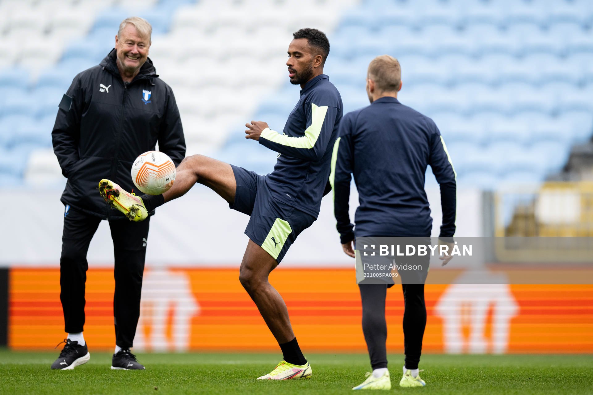Head coach Åge Hareide and Isaac Kiese Thelin