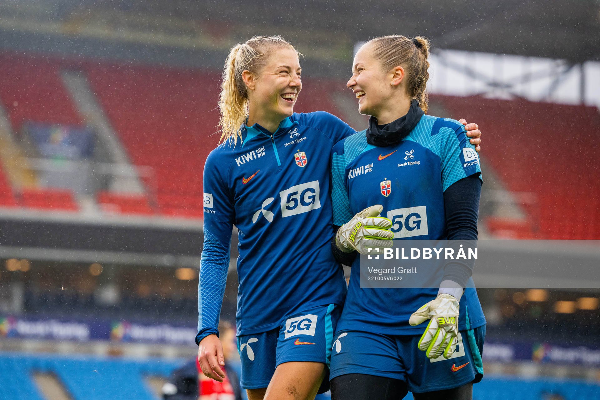 Sophie Román Haug and goalkeeper Aurora Mikalsen of the