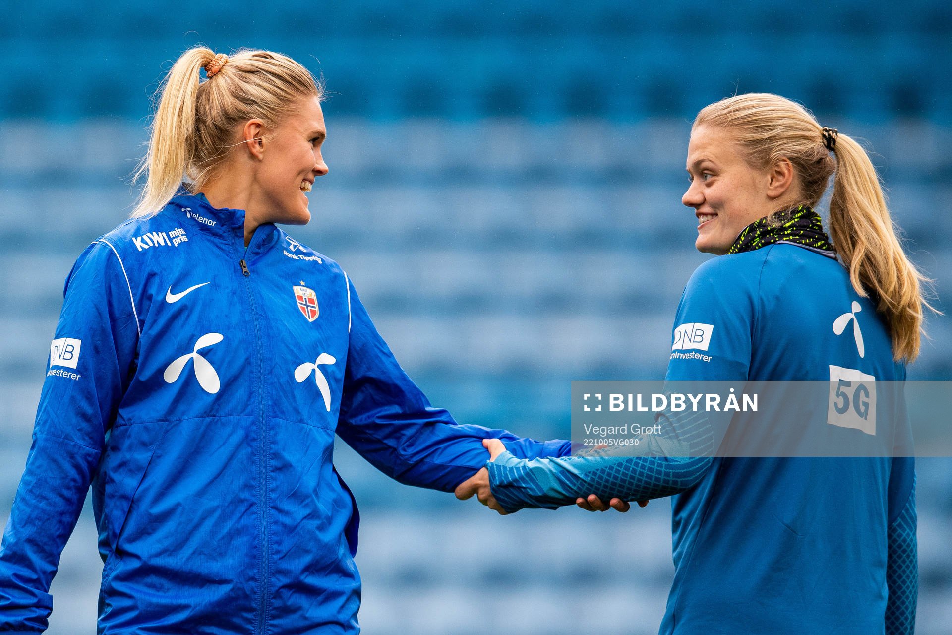 Kristine Bjørdal Leine and Mathilde Harviken of the Norwegian women's national football team during a training session on October 5, 2022 in Oslo. 
