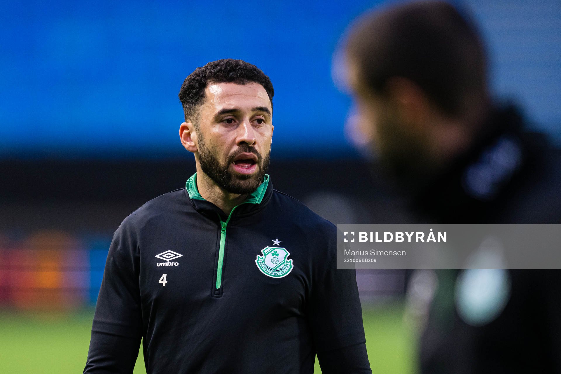 Roberto Lopes of Shamrock Rovers warms up