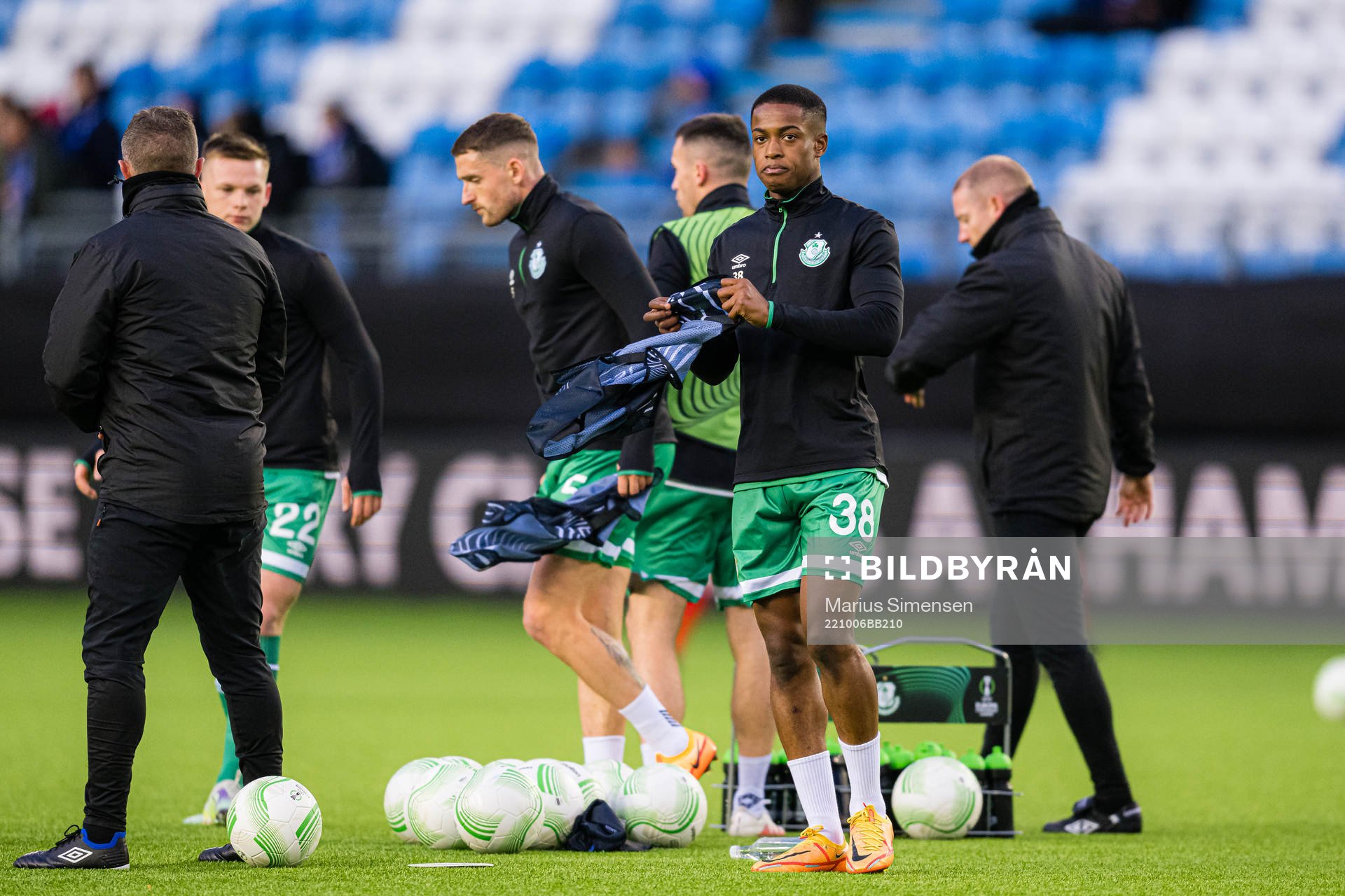 Aidomo Emakhu of Shamrock Rovers warms up