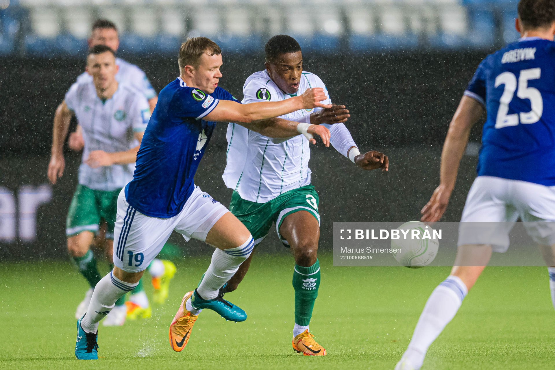 Eirik Haugan of Molde and Aidomo Emakhu of Shamrock Rovers