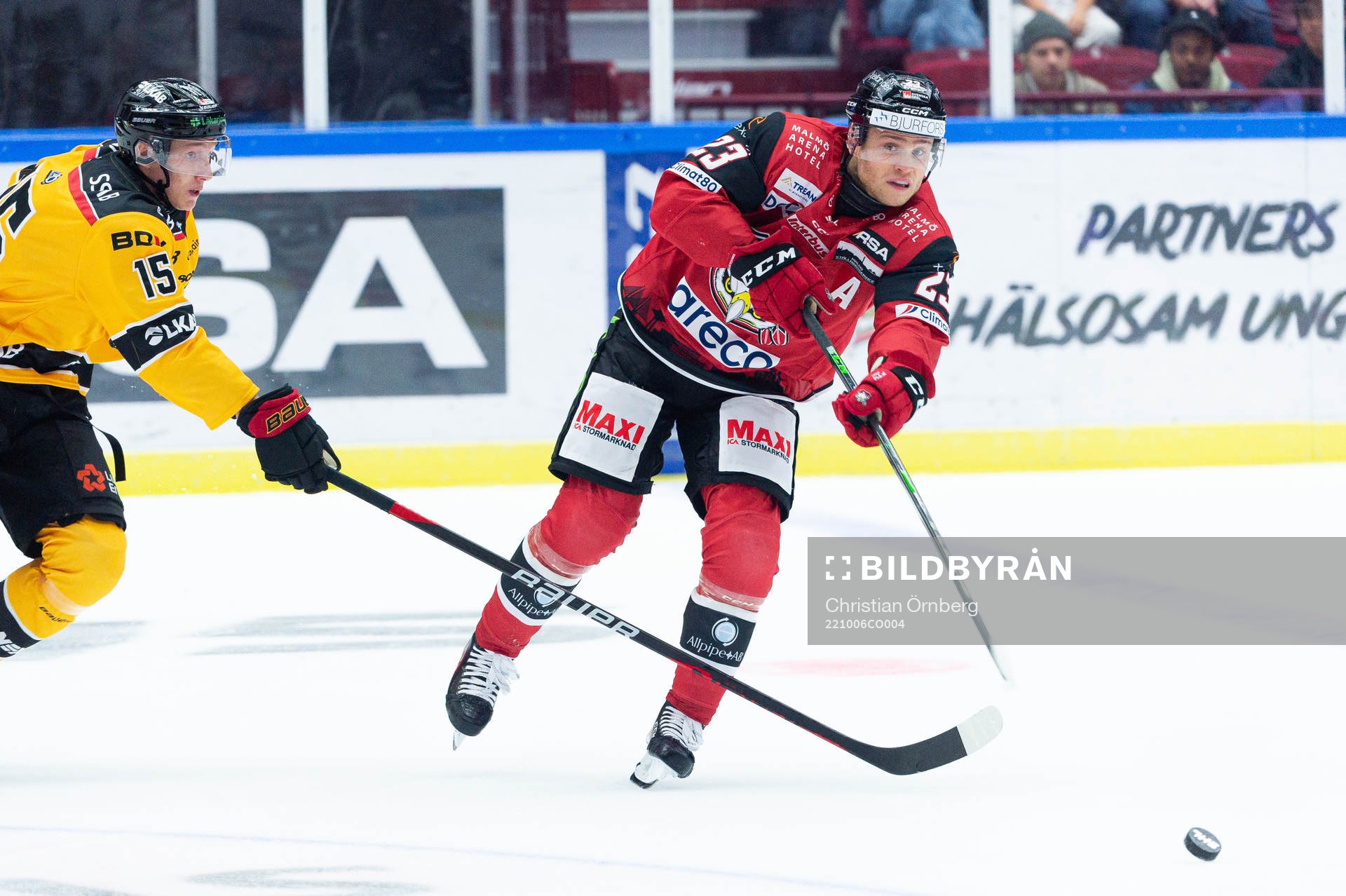 Luleås Carl Mattsson och Malmö Redhawks Christoffer