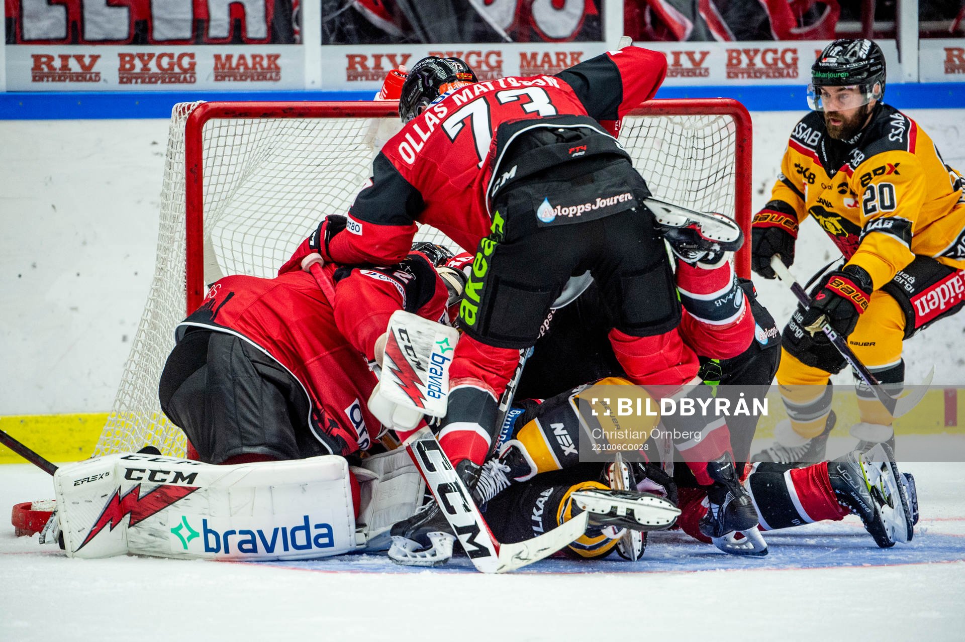 Trångt framför Malmö Redhawkss målvakt Daniel