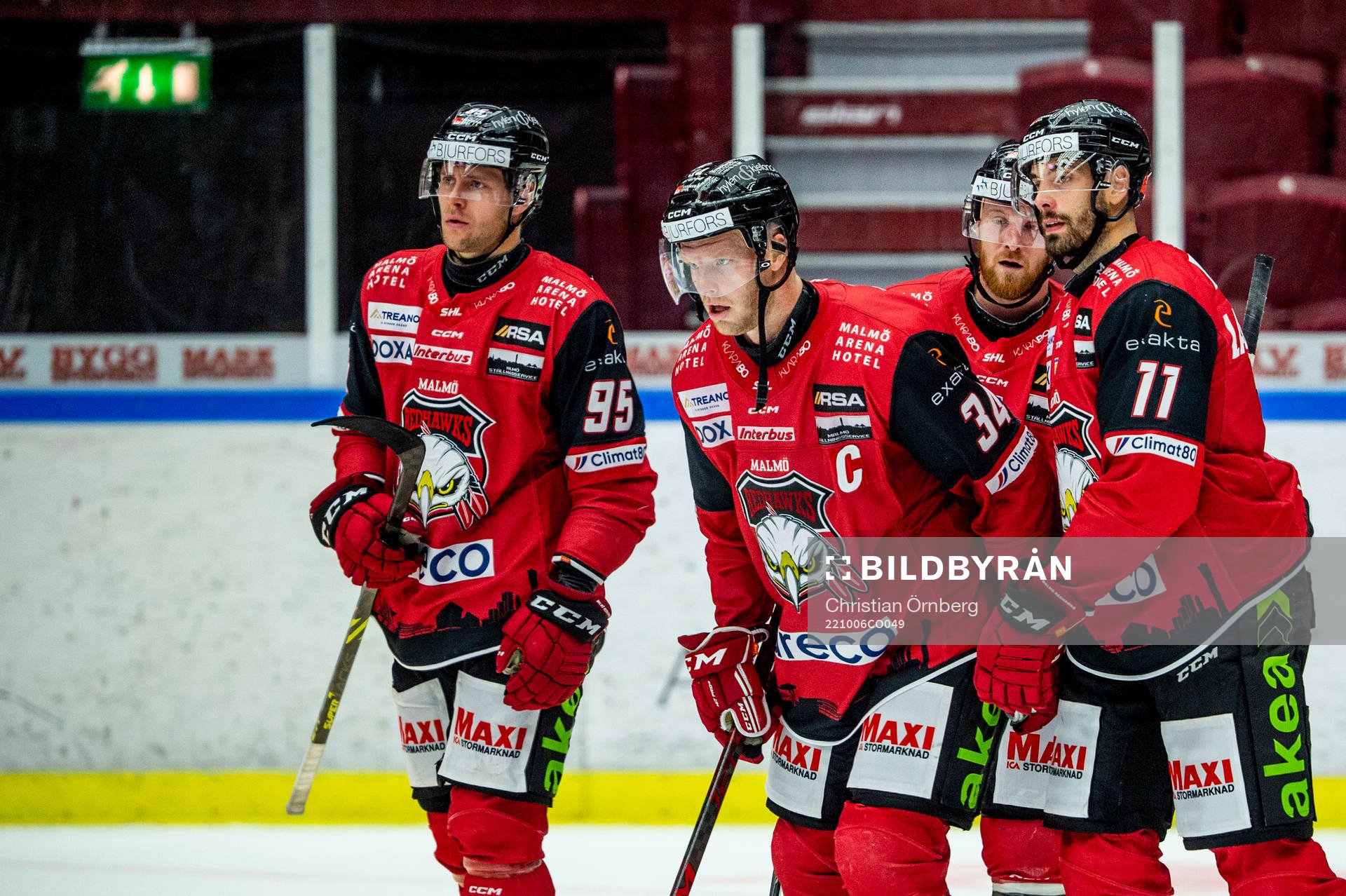 Malmö Redhawks spelare med Carl Söderberg i spetsen deppar