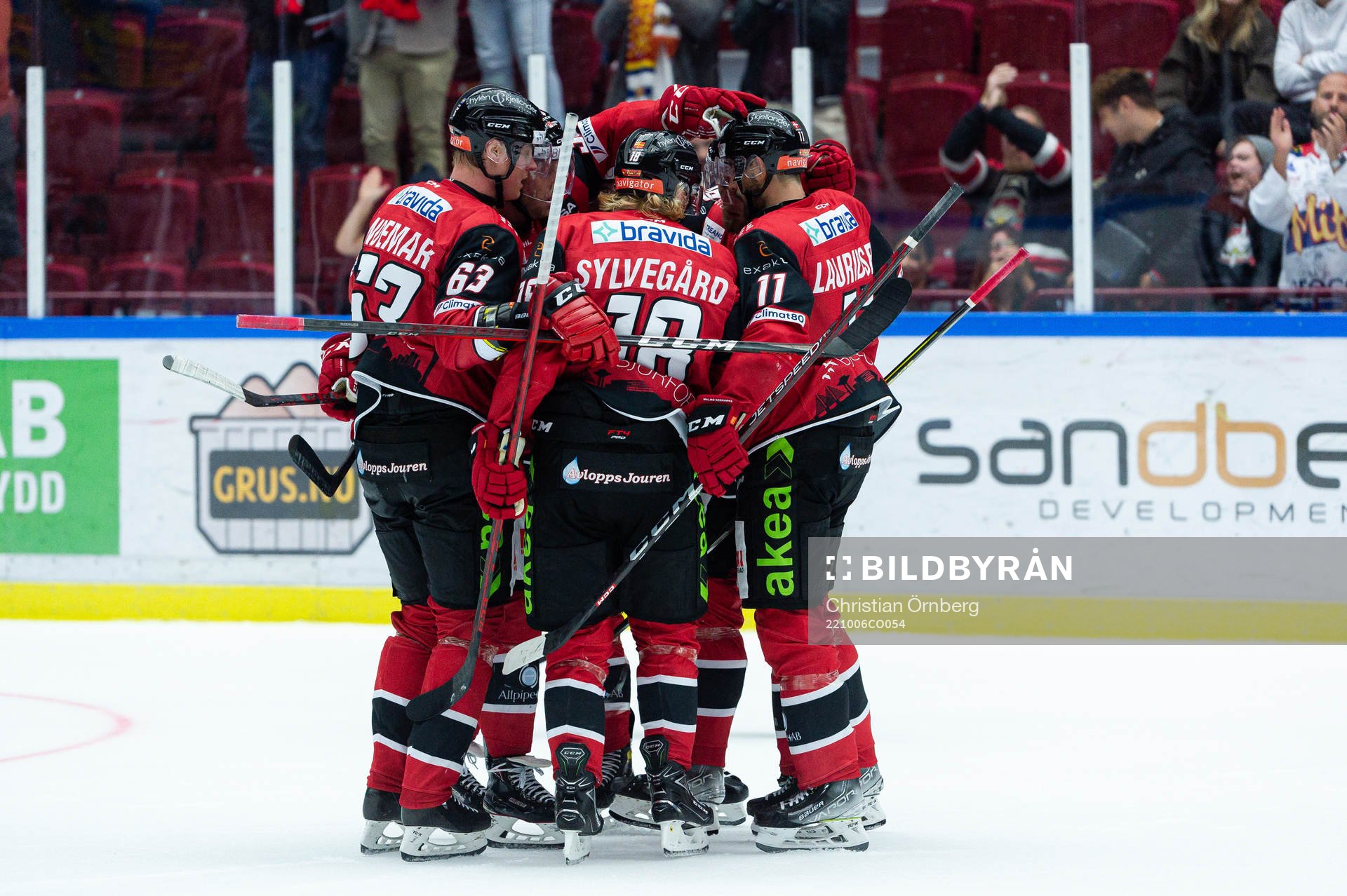 Malmö Redhawks spelare jublar med Kristian Vesalainen