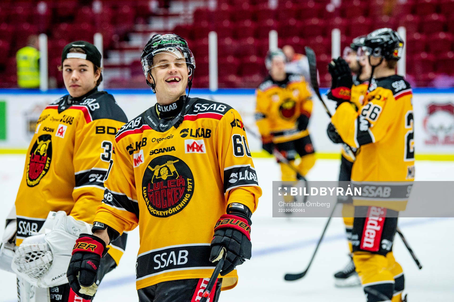 Luleås Julius Honka jublar med lagkamraterna