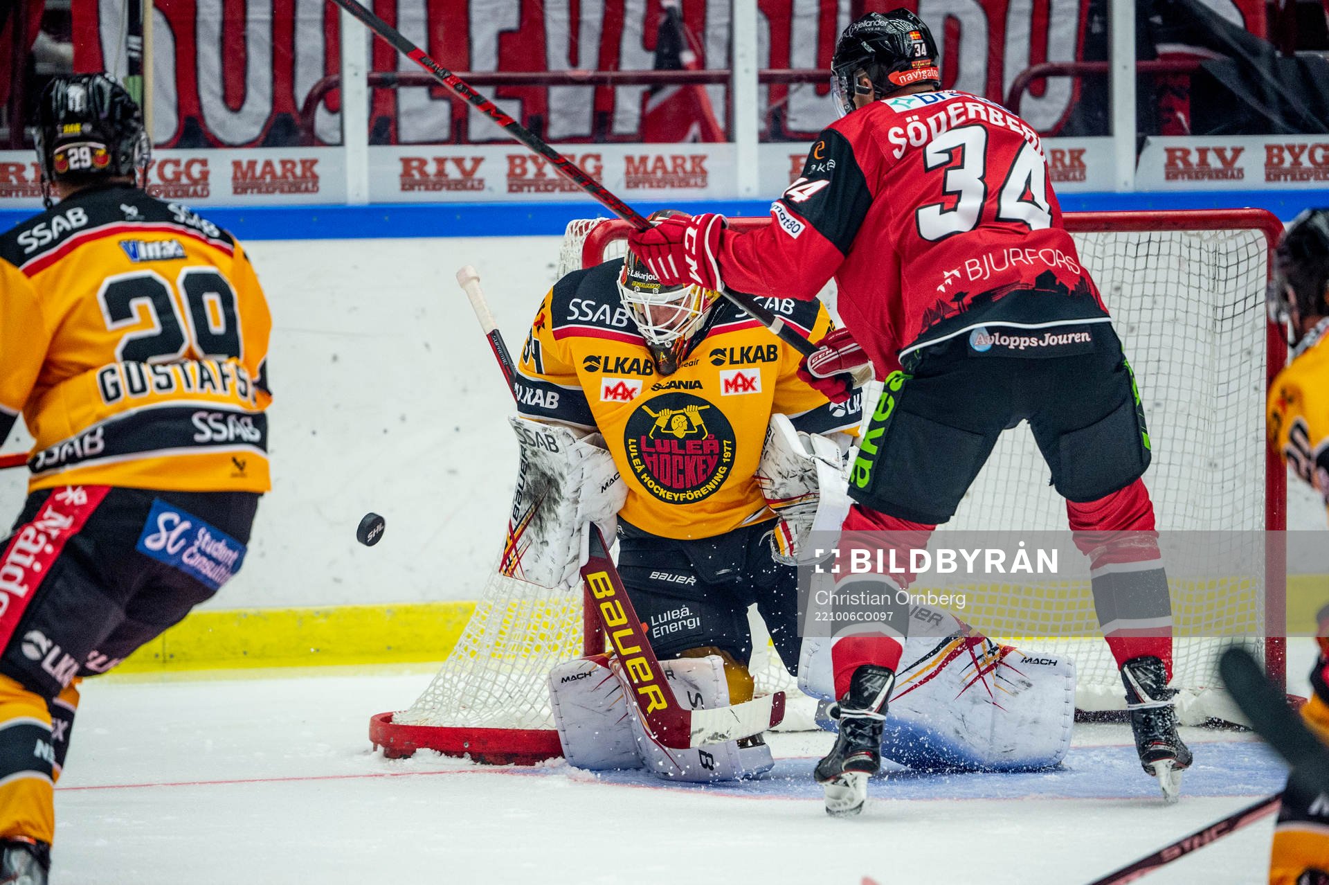 Malmö Redhawks Carl Söderberg mot Luleås målvakt Joel