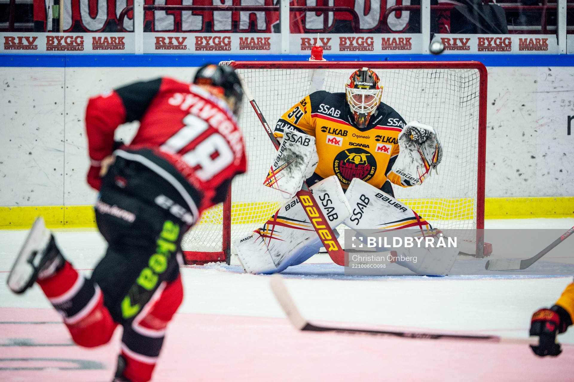 Malmö Redhawks Marcus Sylvegård mot Luleås målvakt Joel
