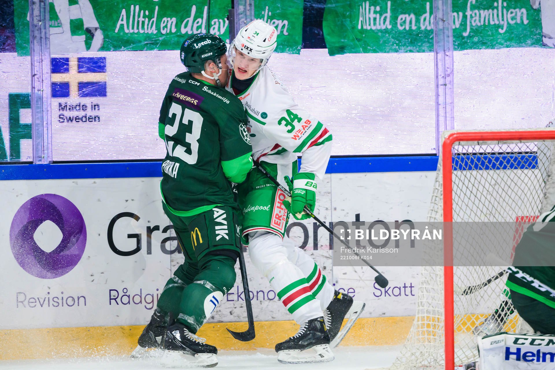 Färjestads Ville Pokka och Rögles Adam Edström