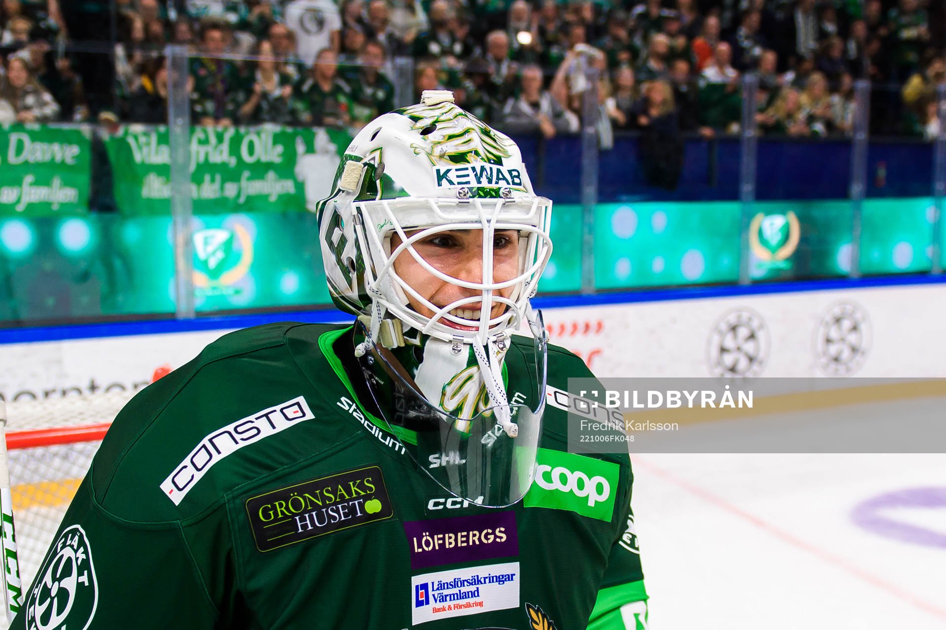 Färjestads målvakt Matthew Tomkins jublar