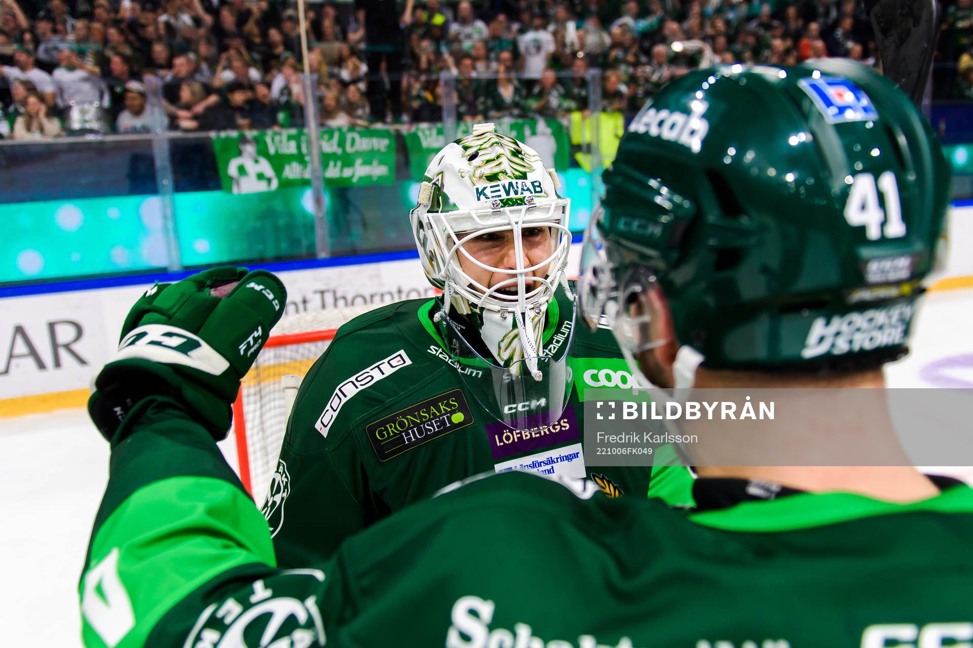Färjestads målvakt Matthew Tomkins jublar