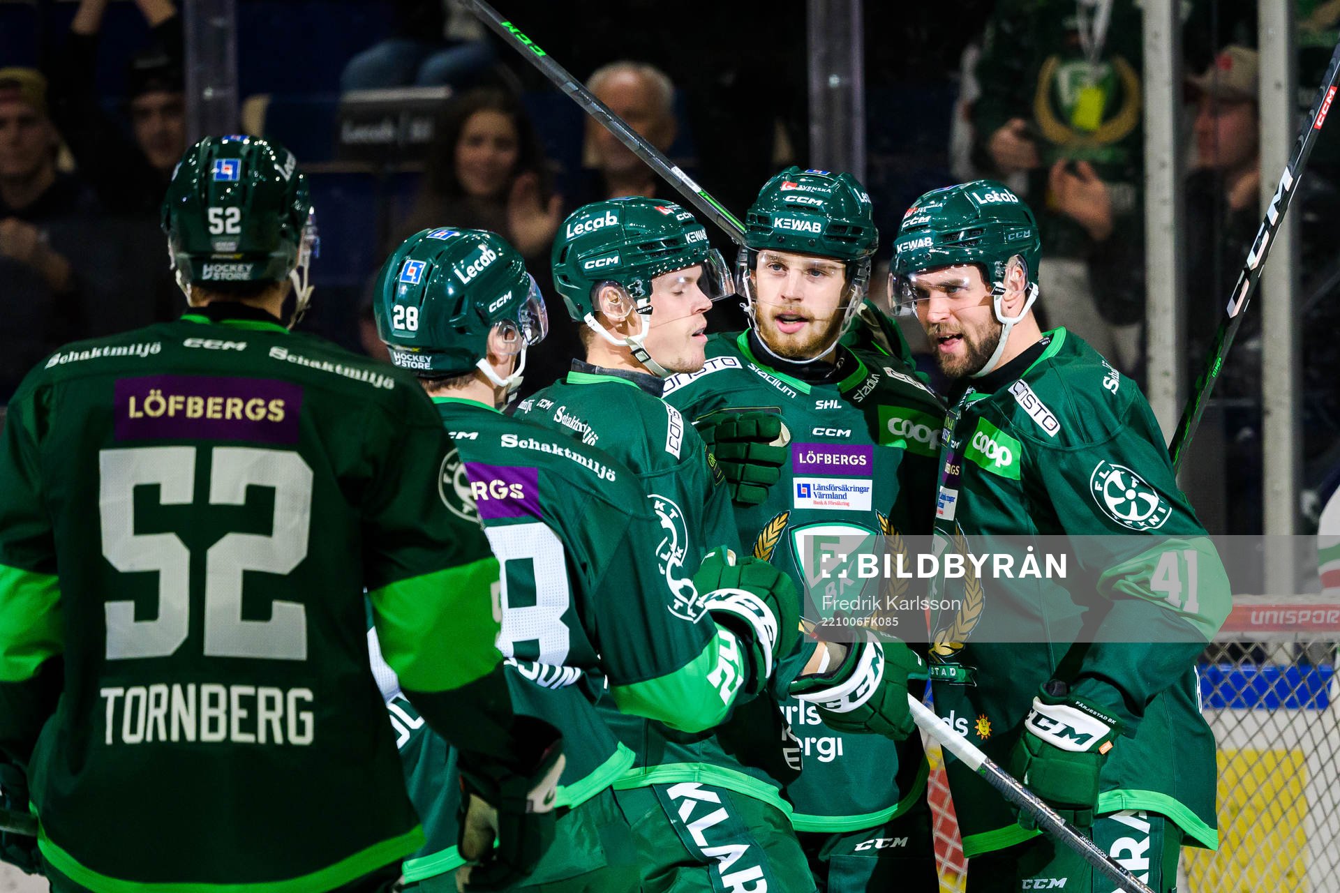 Färjestads Marcus Westfält jublar med Henrik Björklund