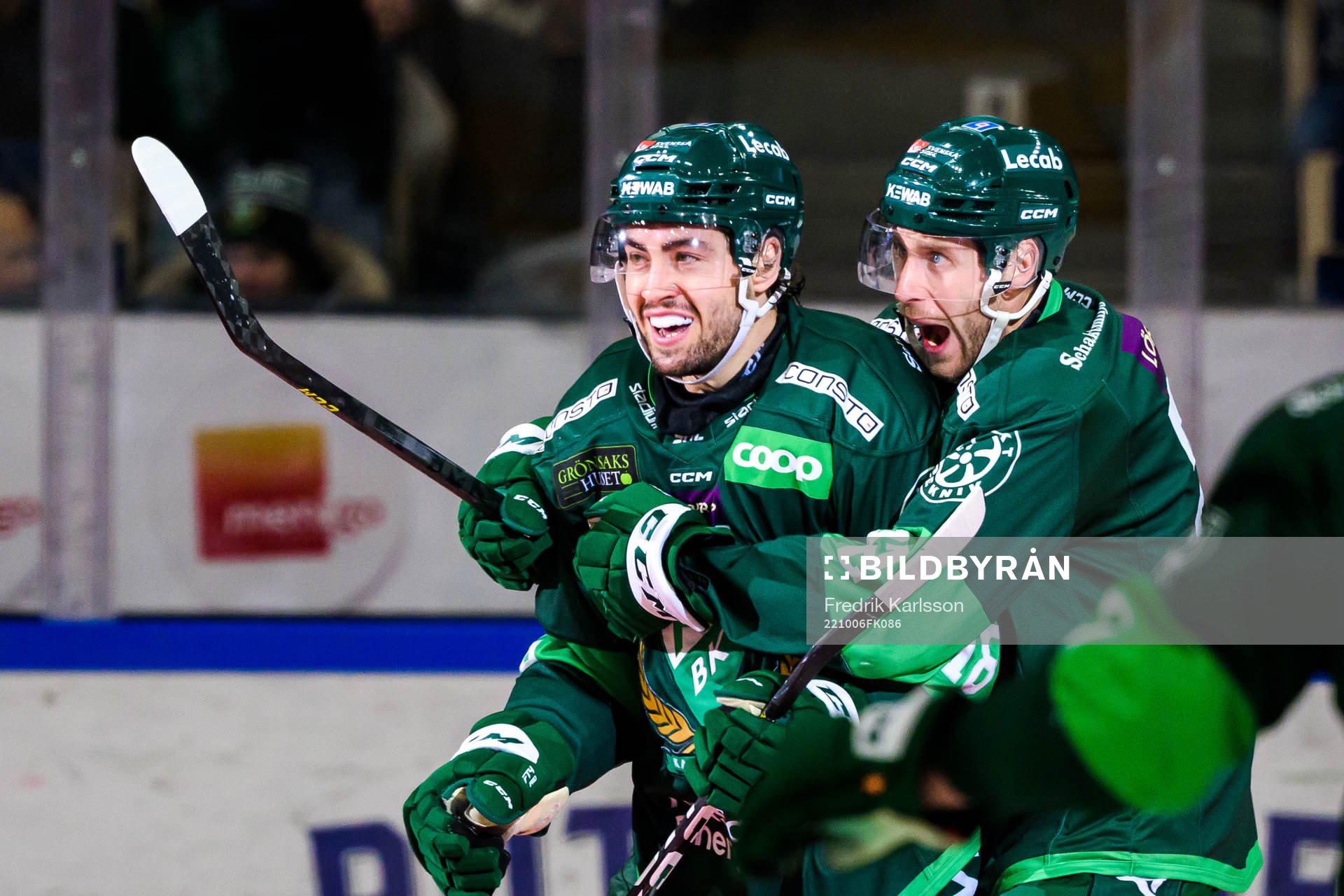 Färjestads Remi Elie och Per Åslund jublar