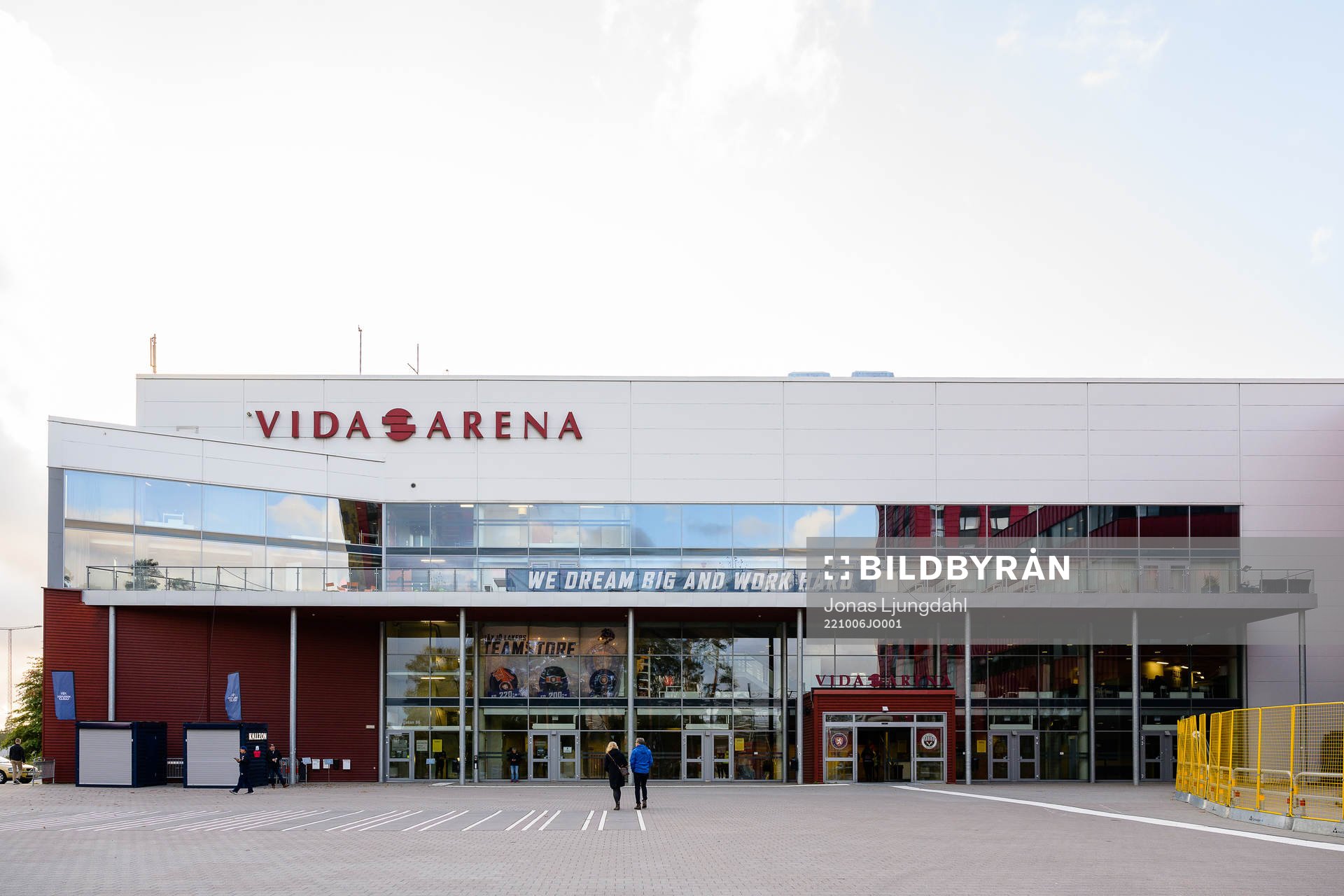 Exteriör vy av Vida arena före ishockeymatchen i SHL