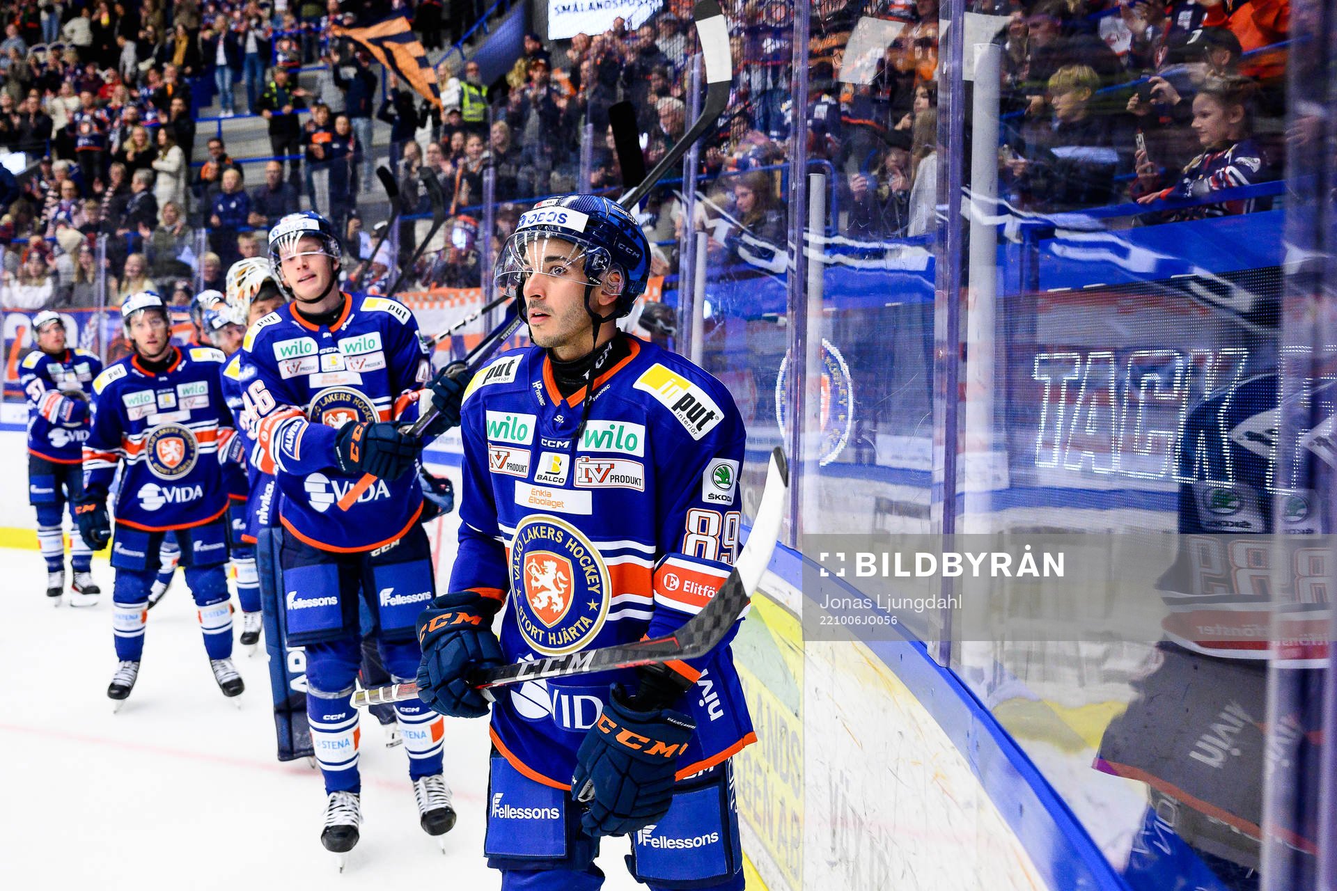 Växjös Jayden Halbgewachs jublar framför fansen