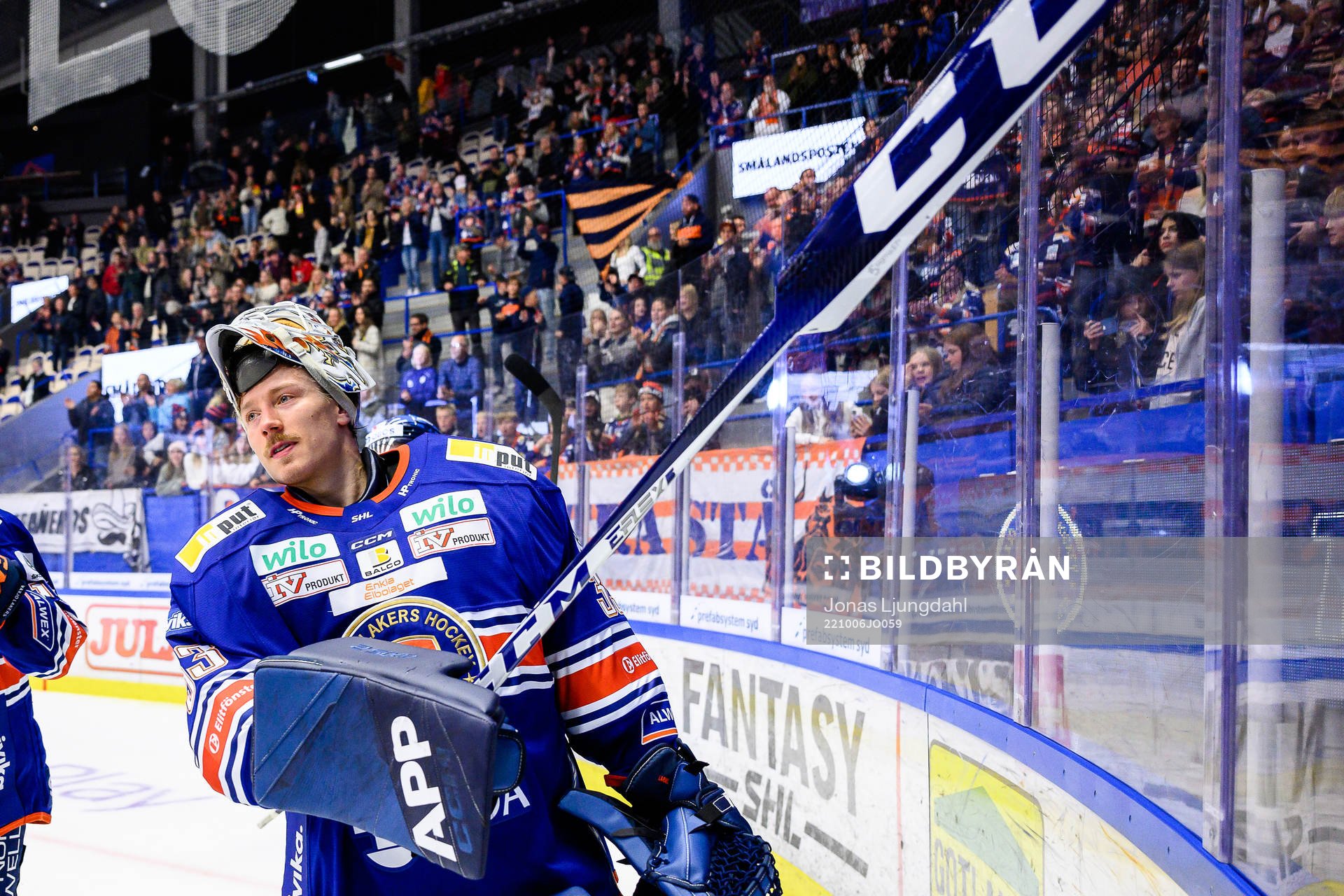 Växjös målvakt Emil Larmi jublar framför fansen