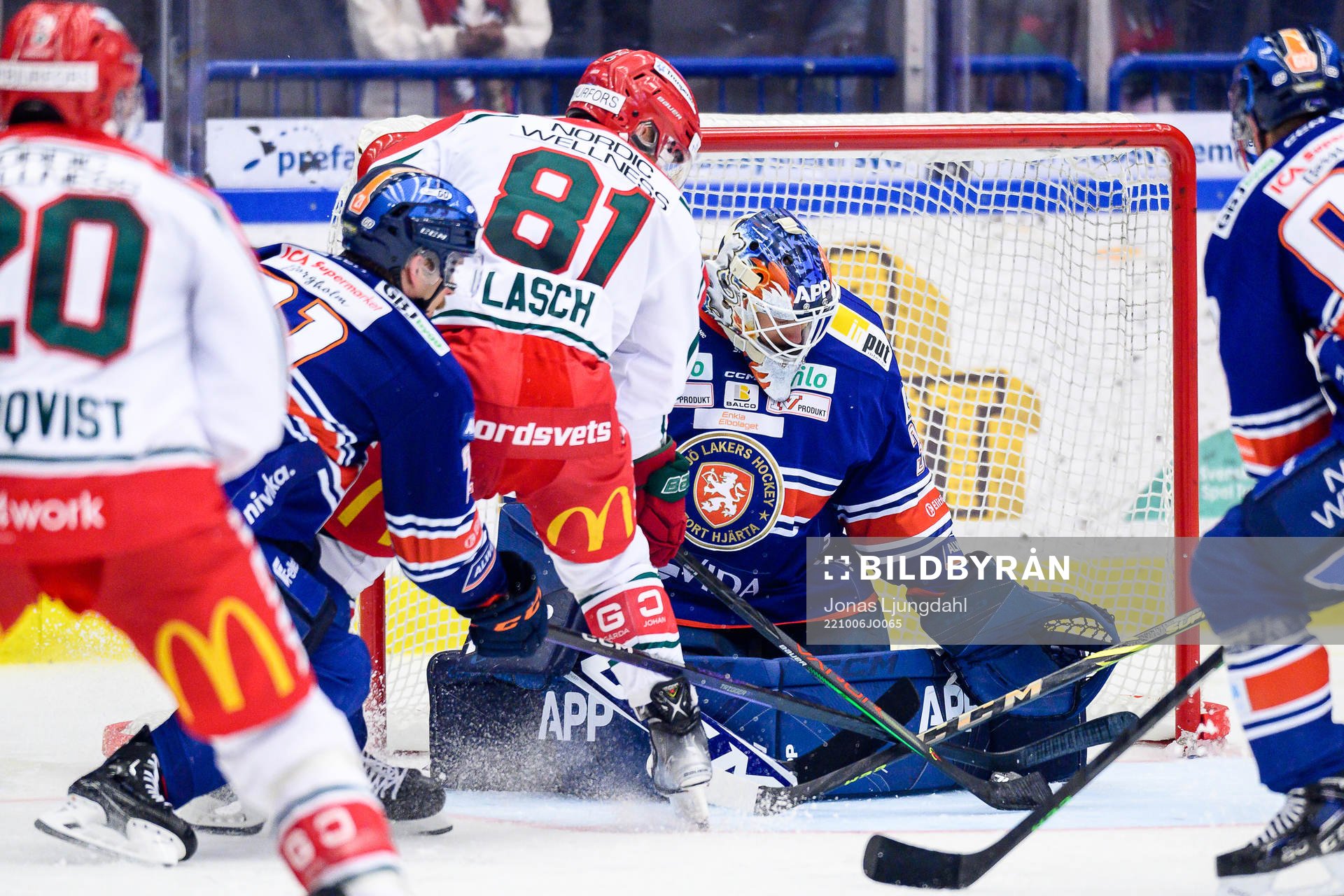 Frölundas Ryan Lasch och Växjös målvakt Emil Larmi