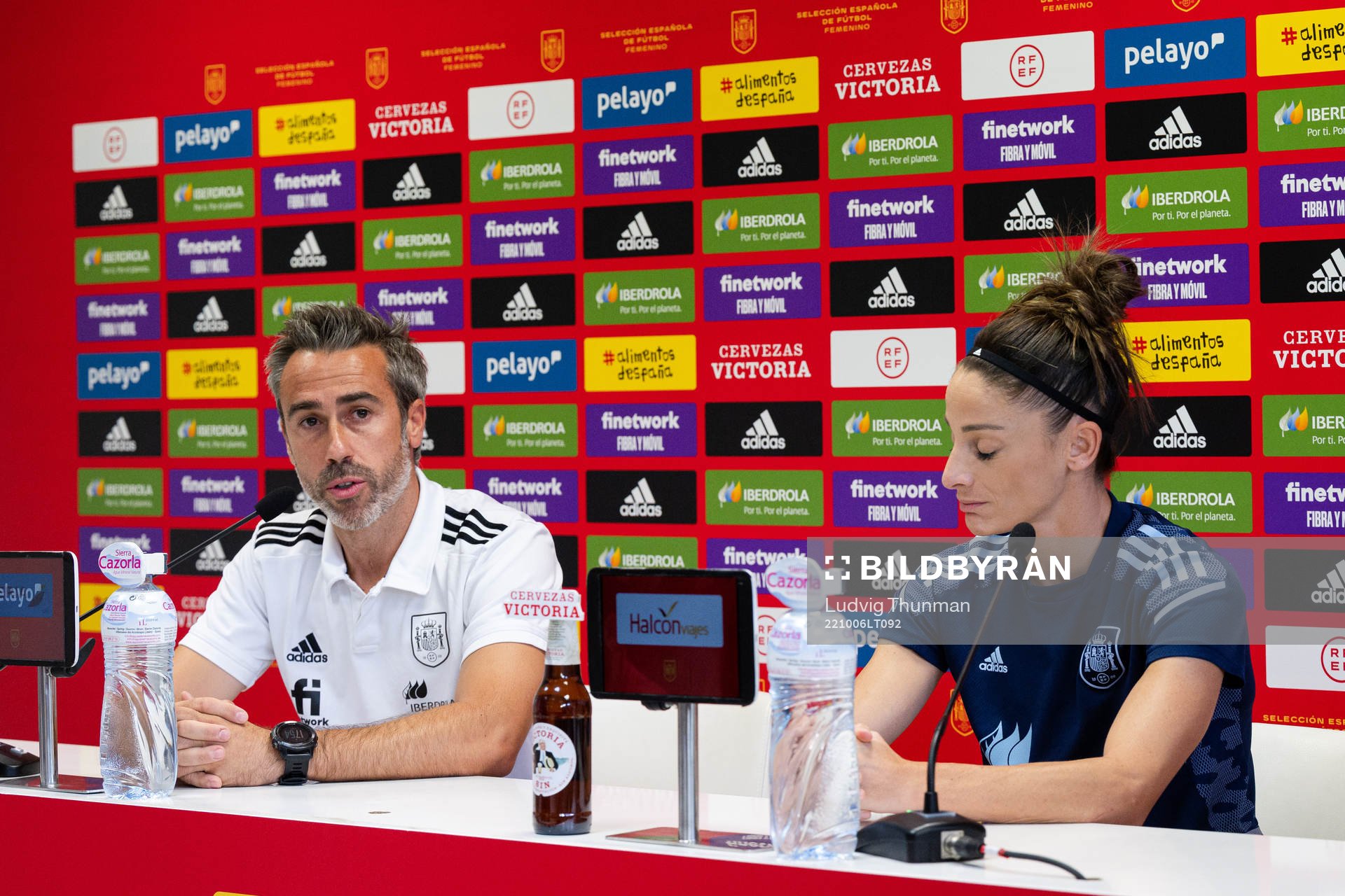 Coach Jorge Vilda and Esther González of the Spanish