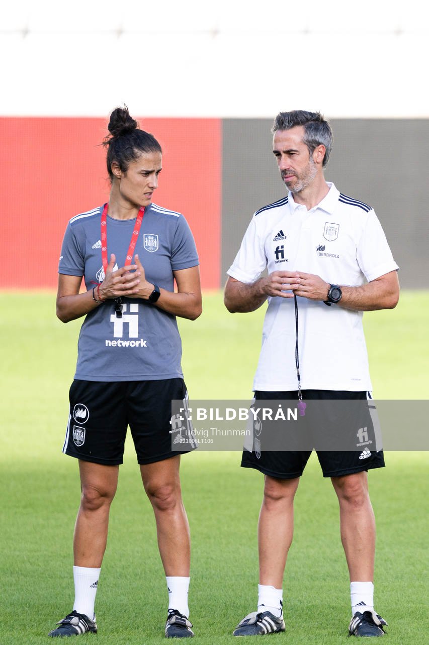Assistant coach Montserrat Tomé and Coach Jorge Vilda of