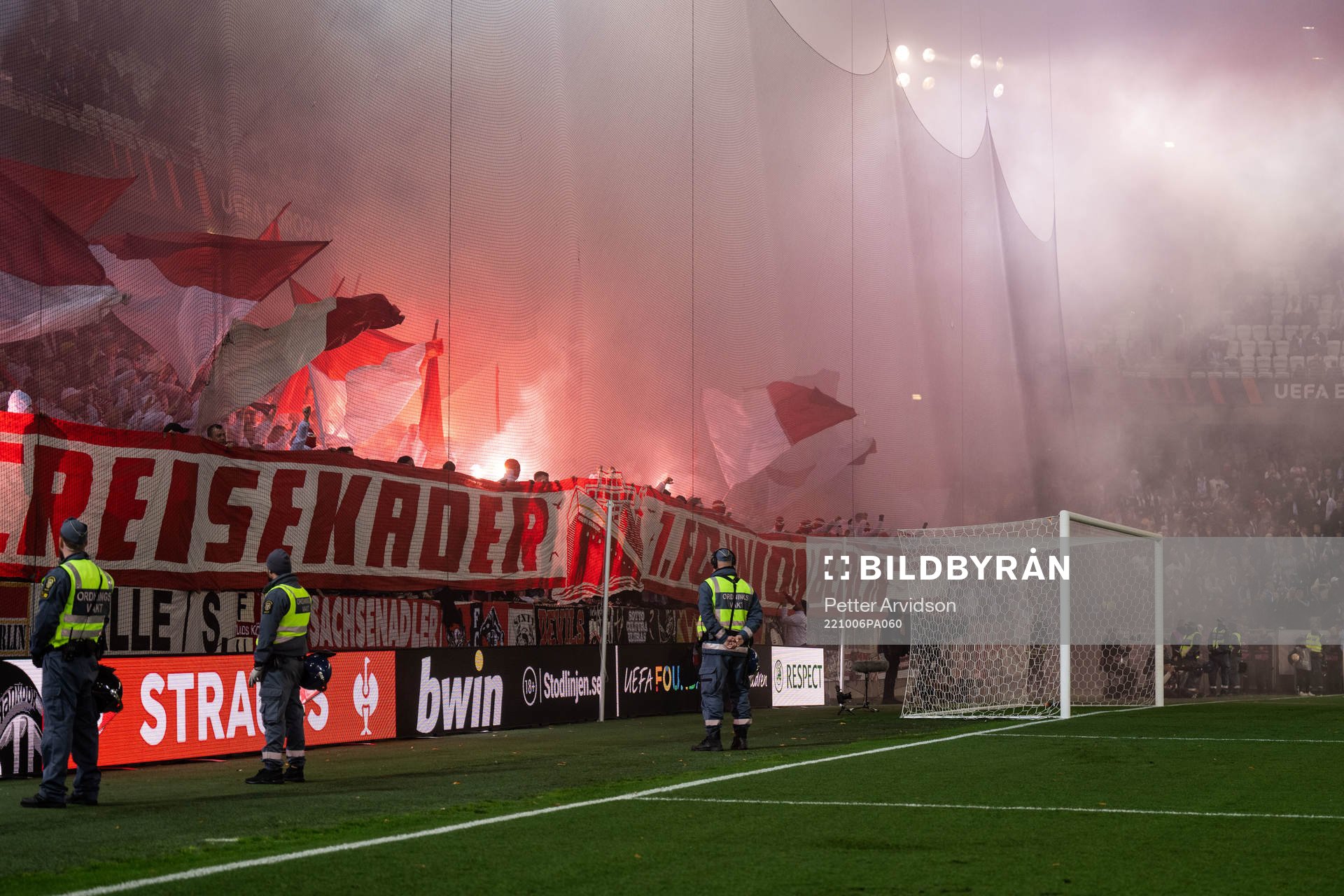 Supporters of Union Berlin burning bengals