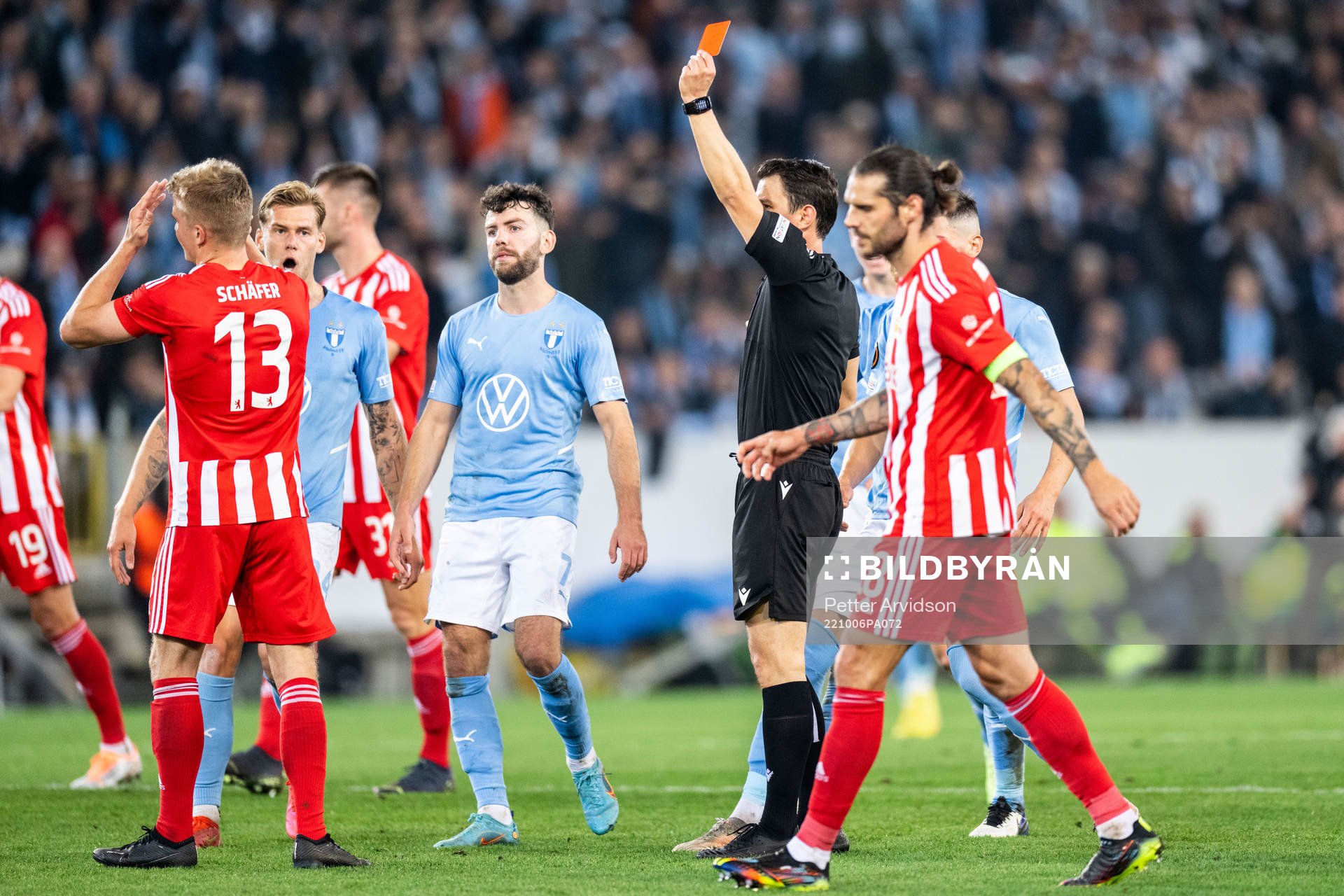Andras Schäfer of Union Berlin receives a red card from
