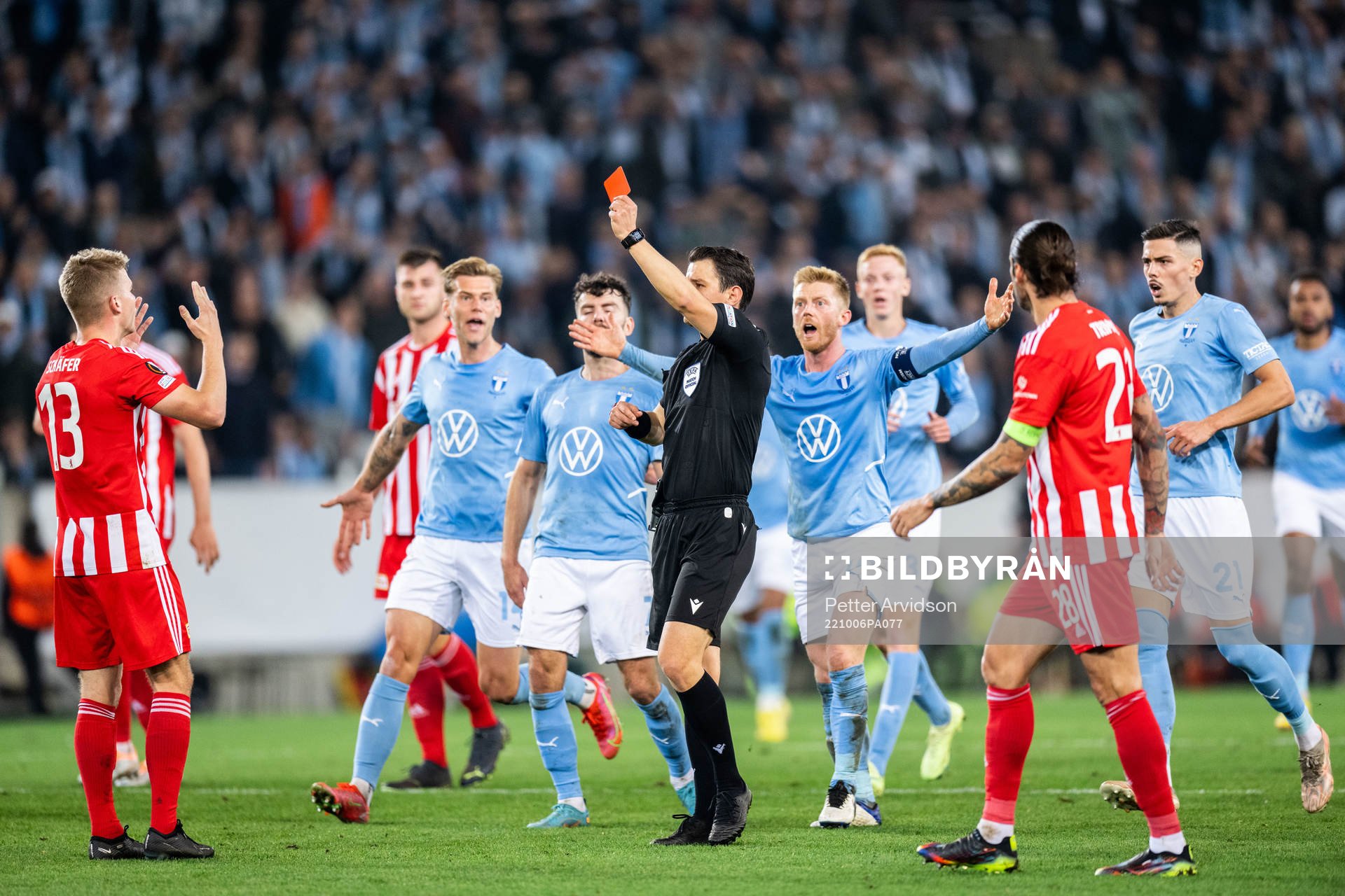 Andras Schäfer of Union Berlin receives a red card from