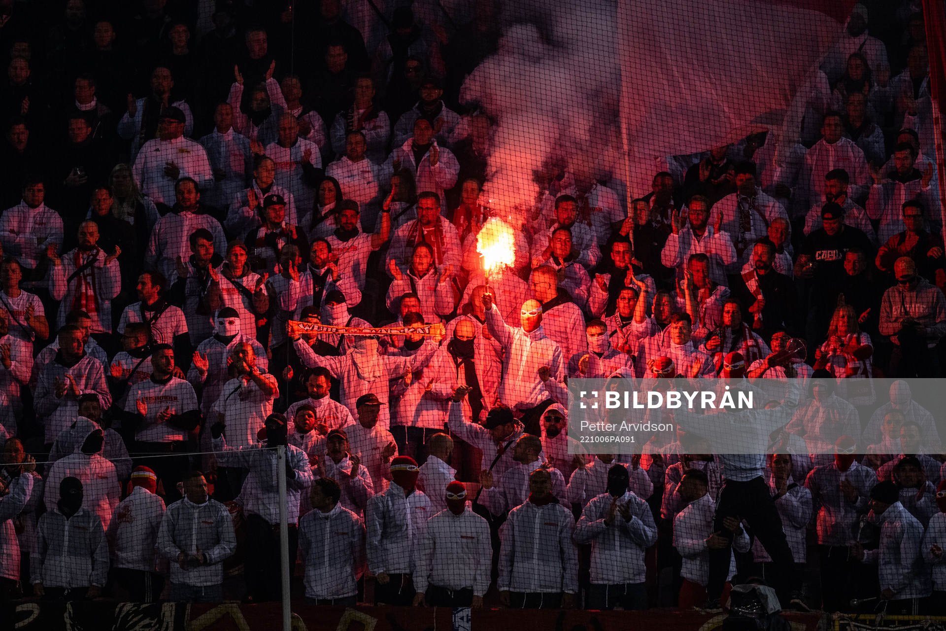 Supporters of Union Berlin burning bengals