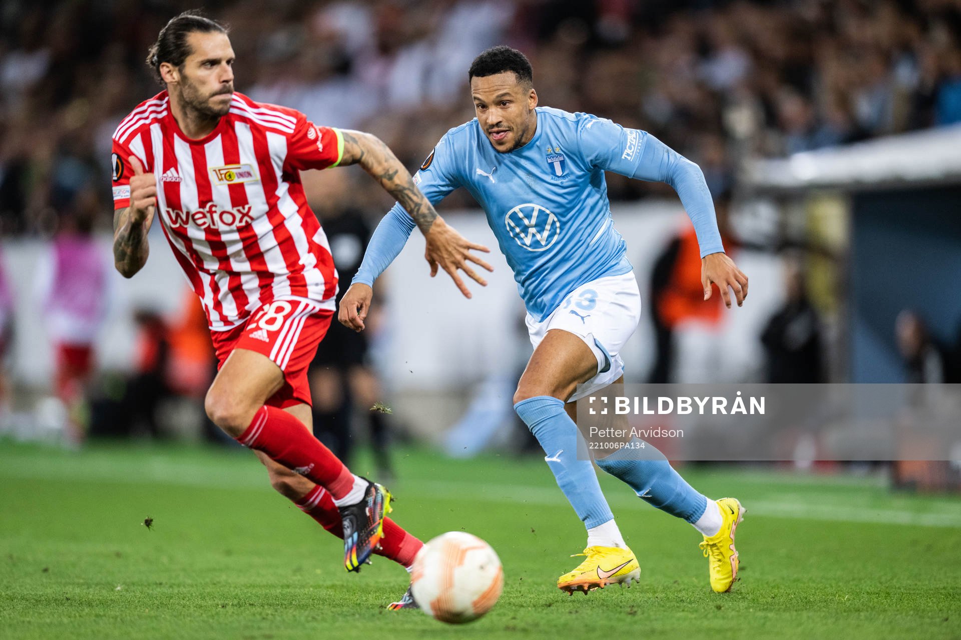 Christopher Trimmel of Union Berlin and Martin Olsson of