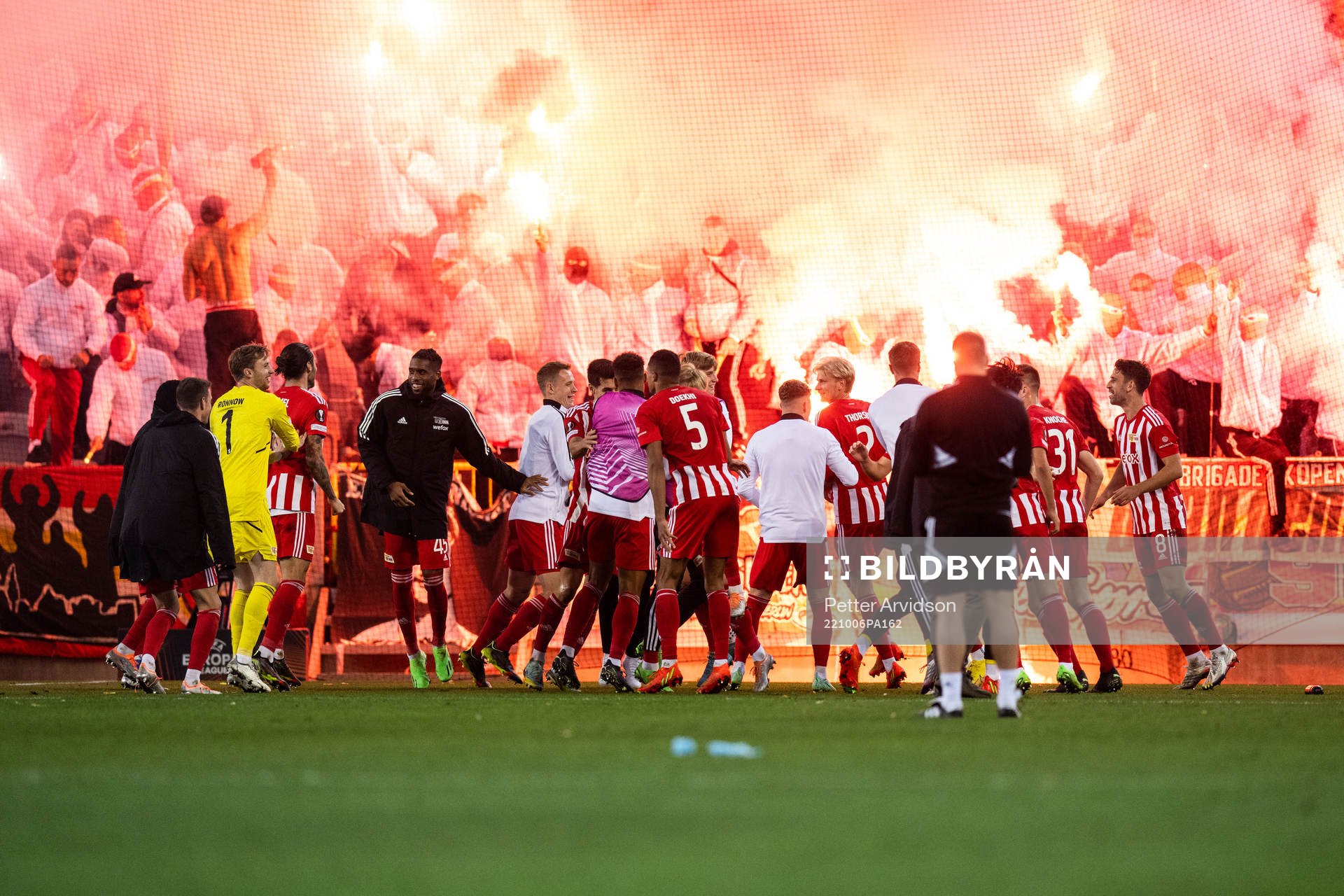 Players of Union Berlin celebrate infront of supporters