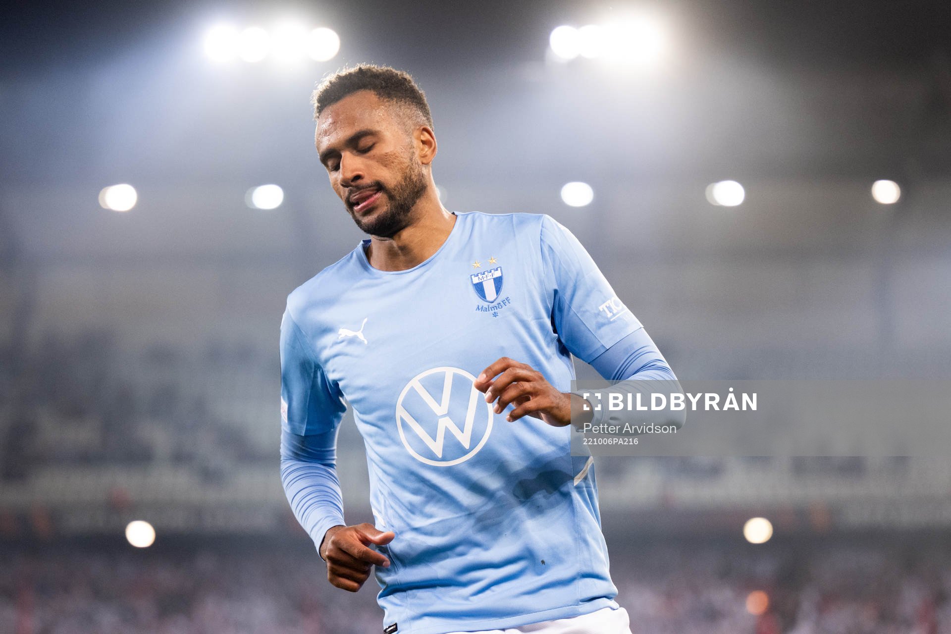 Isaac Kiese Thelin of Malmö FF looks dejected