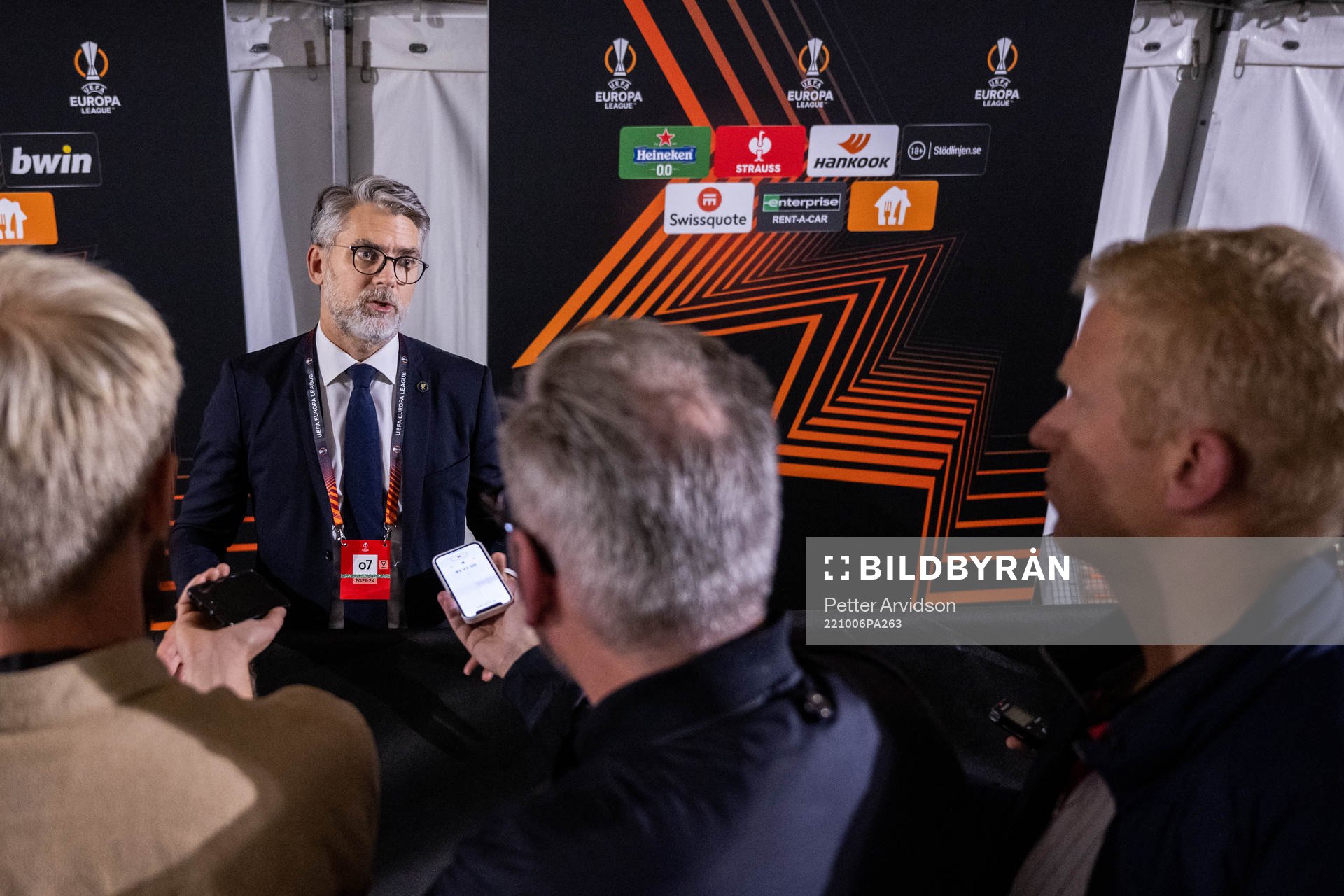 Malmö FFs VD Niclas Carlnén pratar med journalister