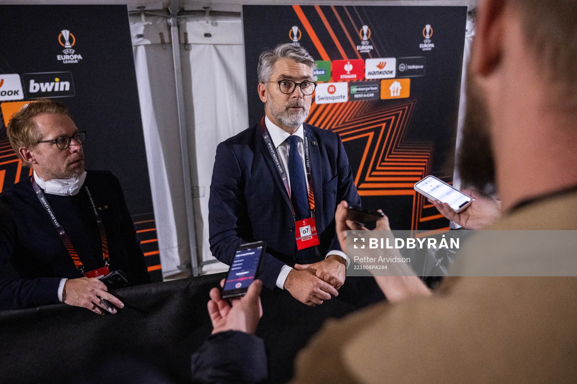 Malmö FFs VD Niclas Carlnén med pressansvarig Peter Sohlmér pratar med journalister efter Europa League matchen mellan Malmö FF och Union Berlin den 6 oktober 2022 i Malmö.