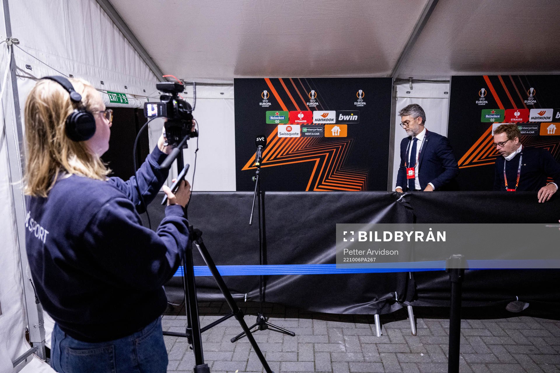 Malmö FFs VD Niclas Carlnén med pressansvarig Peter Sohlmér pratar med journalister efter Europa League matchen mellan Malmö FF och Union Berlin den 6 oktober 2022 i Malmö.