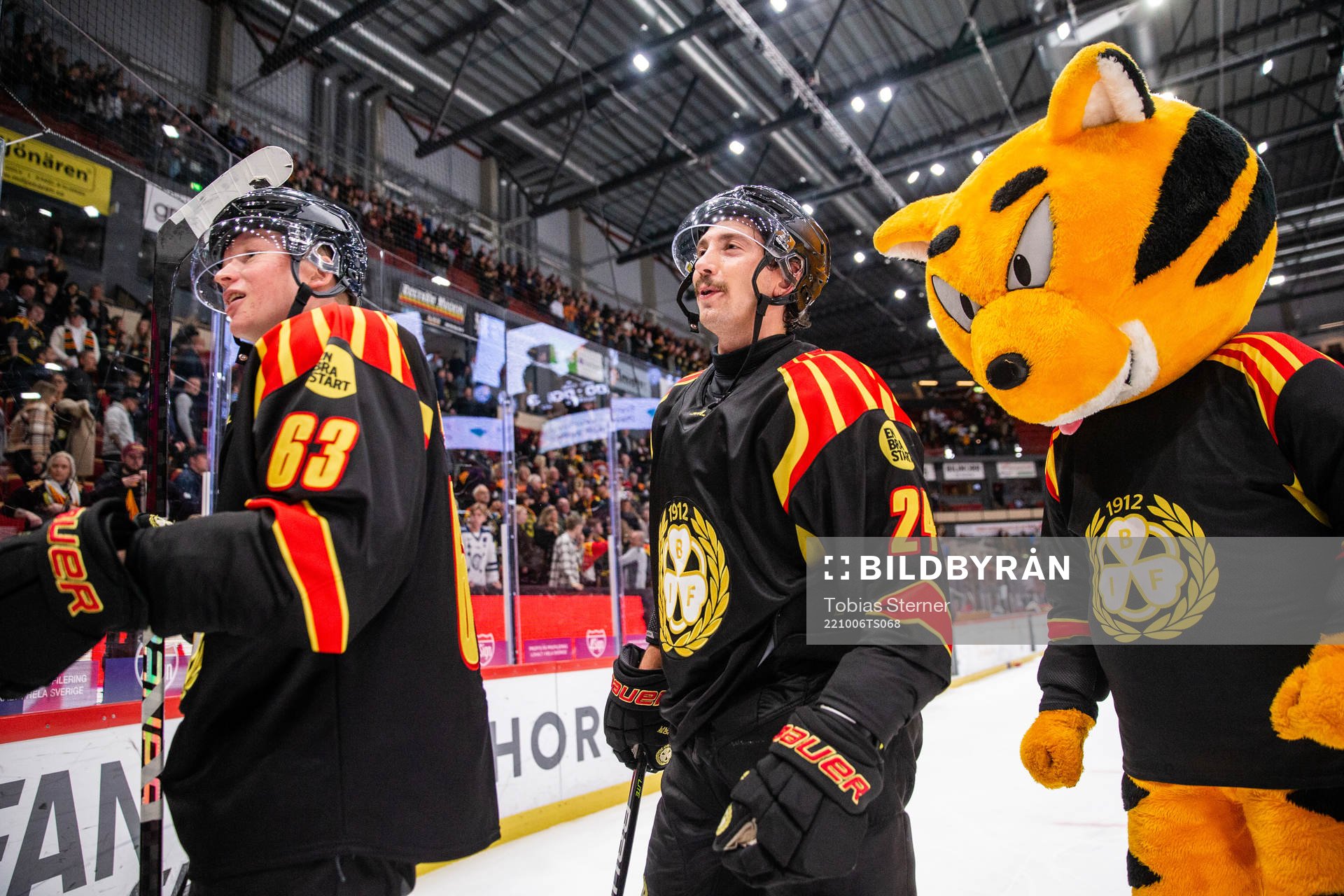 Brynäs Julius Bergman och Hannes Björninen jublar
