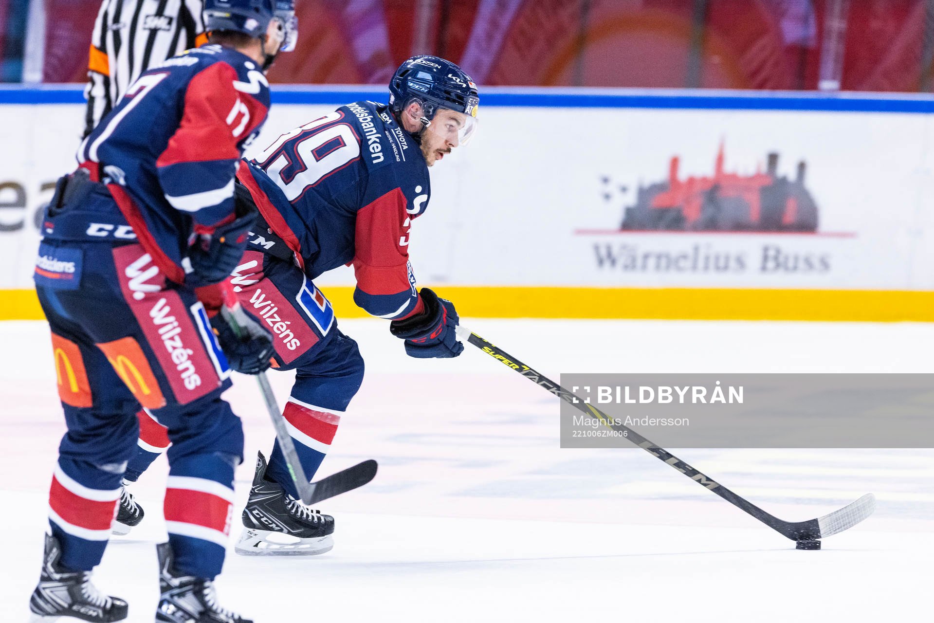 Linköpings Ty Rattie ishockeymatchen i SHL mellan