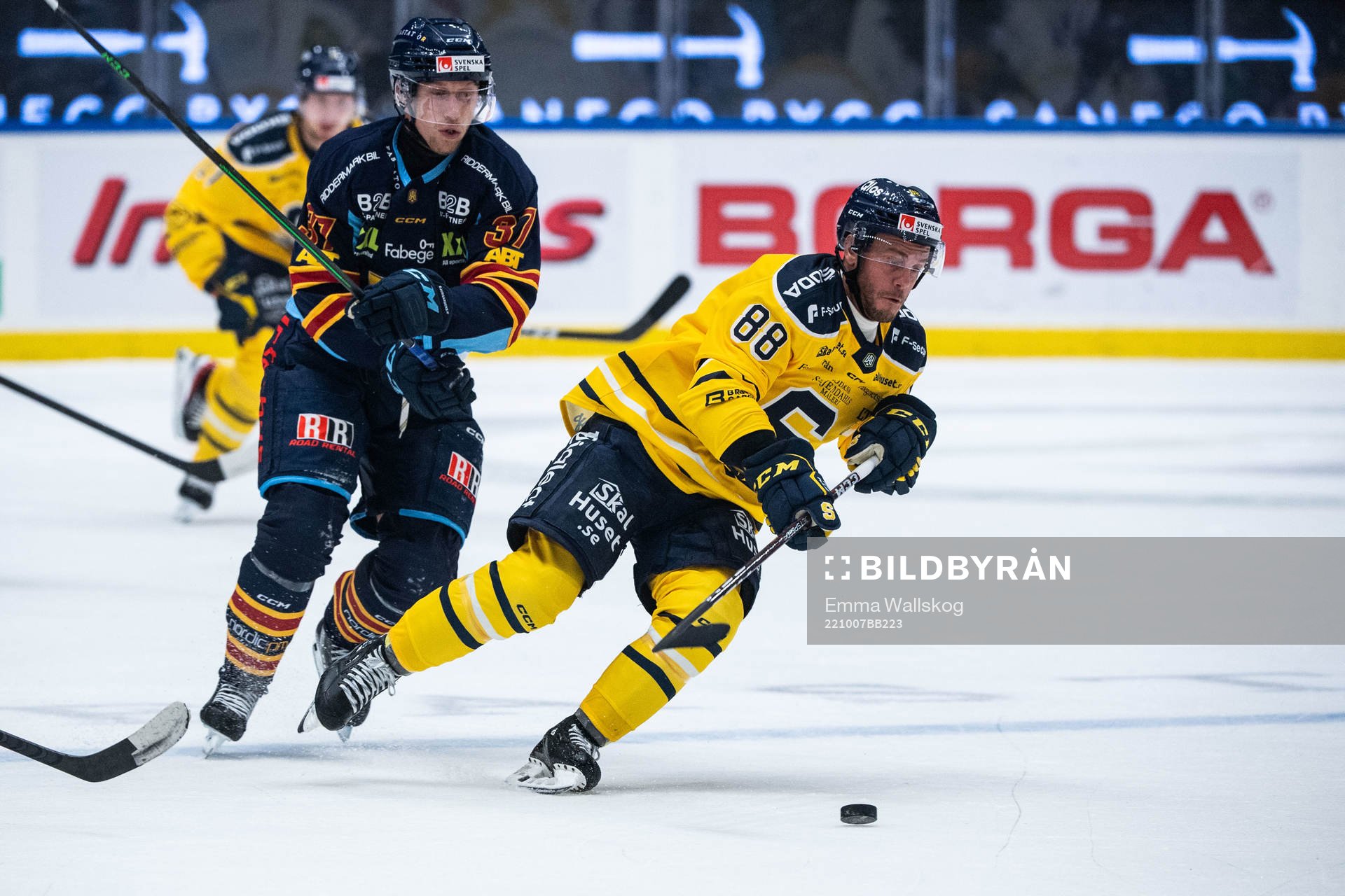 Djurgårdens John Norman och Södertäljes Anthony Luciani