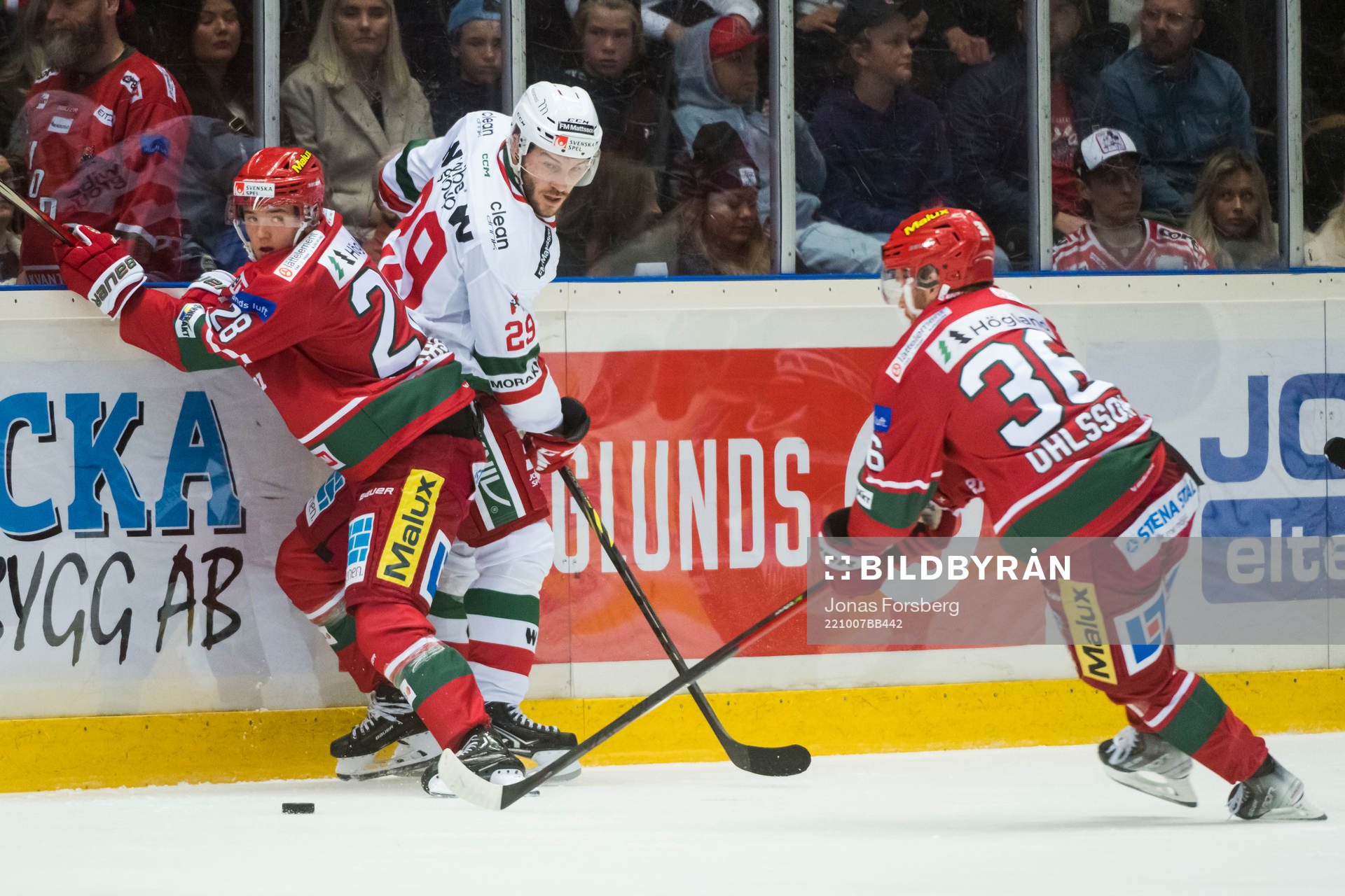 Modos Theo Jacobsson och Sebastian Ohlsson i kamp mot Moras