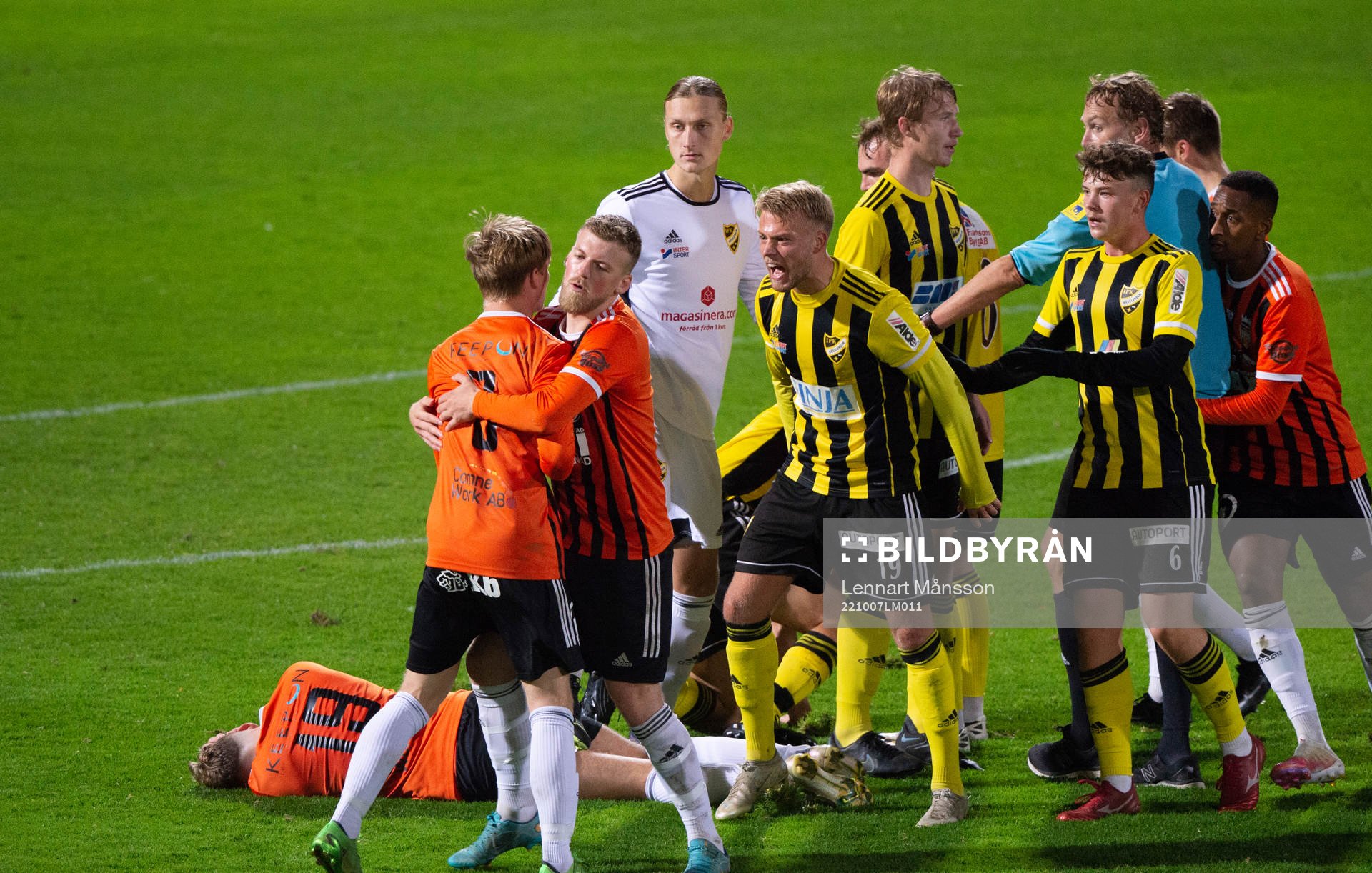 Upprörda känslor i matchen i div. 2 mellan IFK Hässleholm och Kristianstads FC i Hässleholm 7 oktober 2022.
