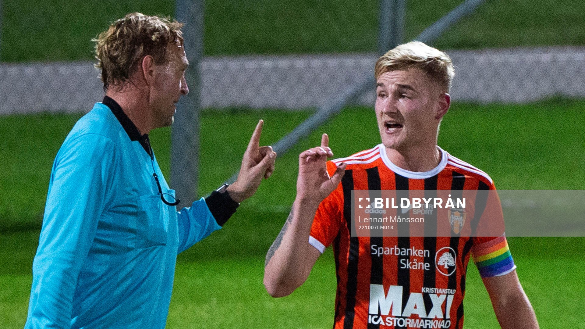 Kristianstads Linus Svensson oense med domaren i matchen i div. 2 mellan IFK Hässleholm och Kristianstads FC i Hässleholm 7 oktober 2022.