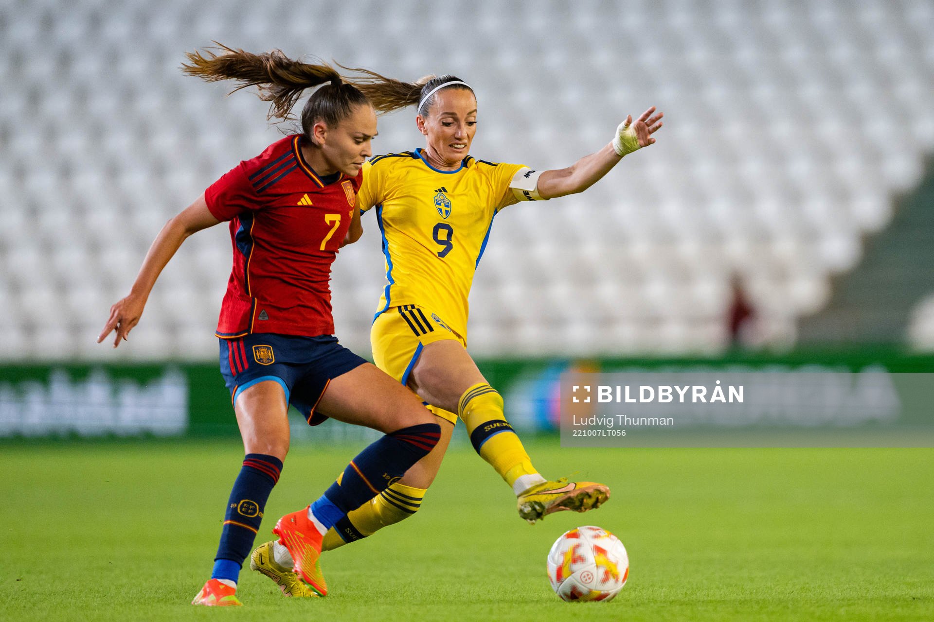Irene Guerrero of Spain and Kosovare Asllani of Sweden